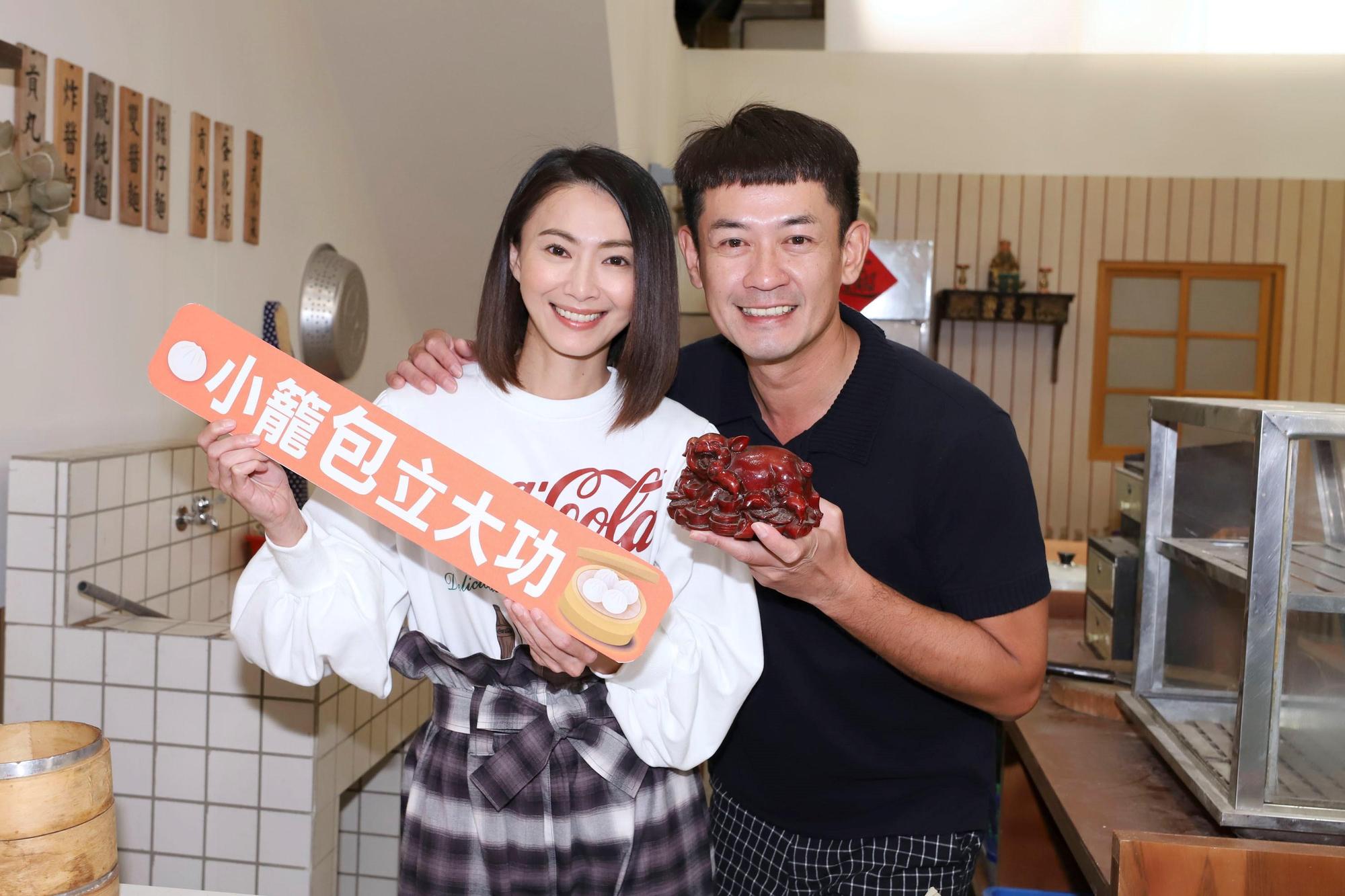 侯怡君在劇中飾演賣小籠包養育4個孩子的媽媽，老公柯叔元看見吃小籠包慶功笑說：再吃就要生第5個。（民視提供）