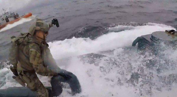 一段美國海岸防衛隊的奮勇緝毒影片在網路上造成轟動。（翻攝自U.S. Coast Guard推特）