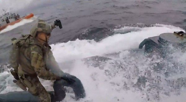 一段美國海岸防衛隊的奮勇緝毒影片在網路上造成轟動。（翻攝自U.S. Coast Guard推特）