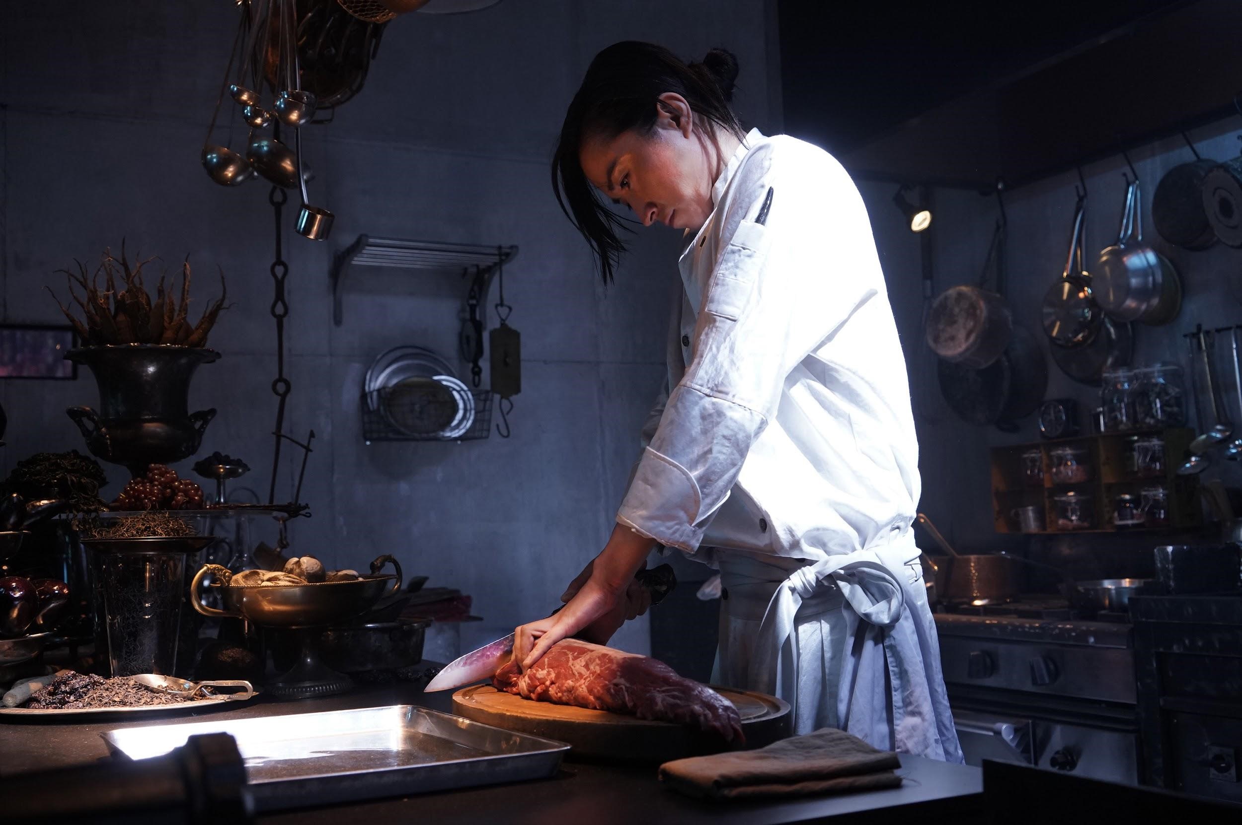 藤原龍也在《殺手餐廳》飾演片中退休殺手、主廚龐貝羅。（天馬行空提供）