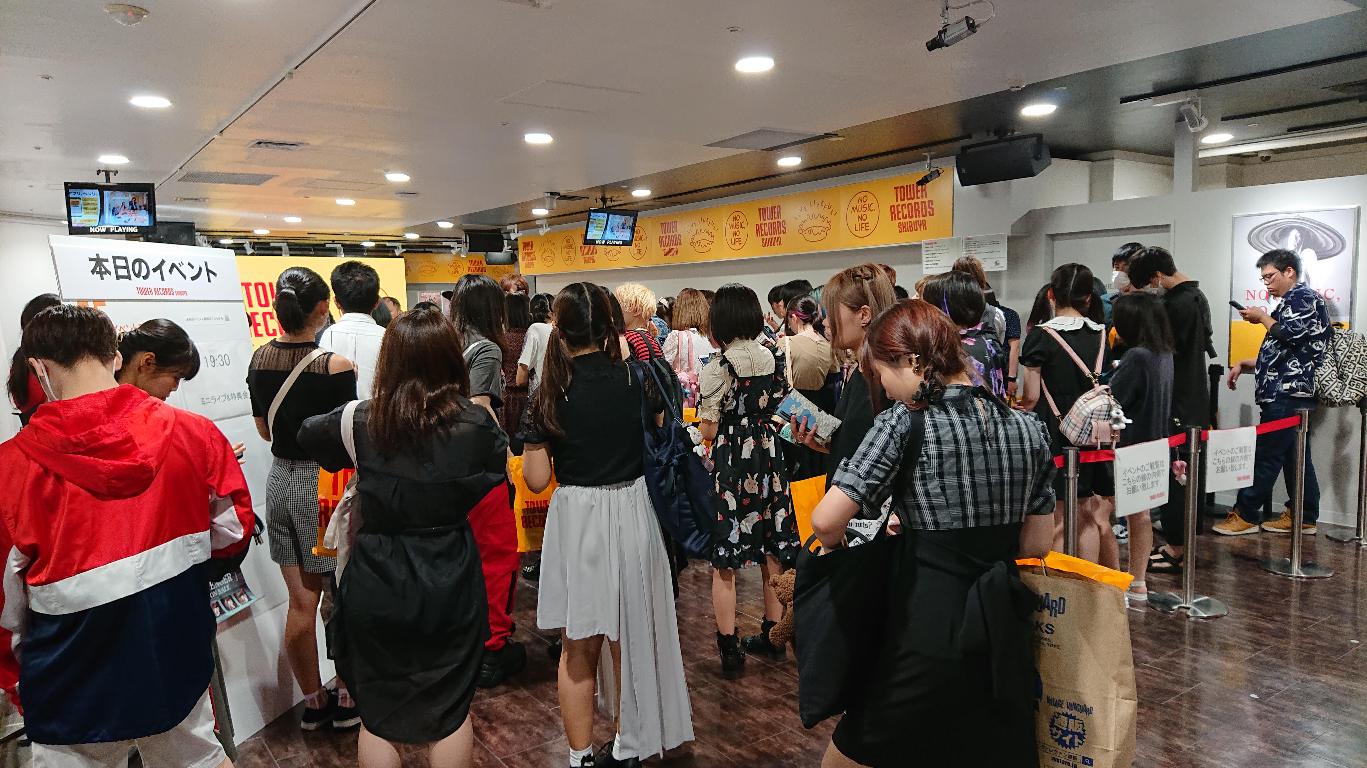 儘管是平日傍晚，淘兒唱片澀谷店5樓的KPOP專區，依然聚集大批年輕樂迷，全都是來排隊參加店鋪限定的活動。