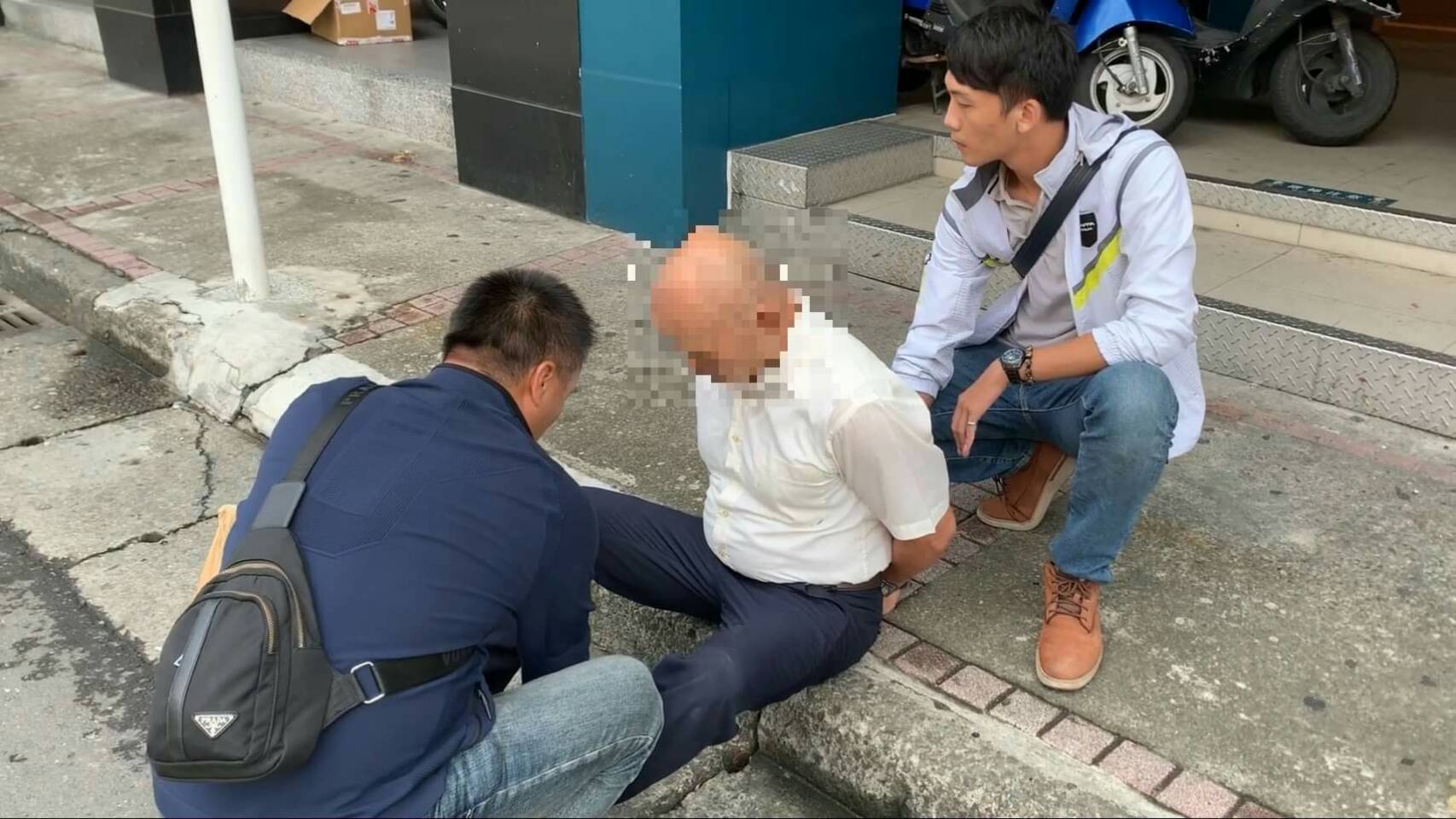 68歲涉竊的王男被逮後警方詢問姓名，他卻回嗆「挖系林阿公拉」。（翻攝畫面）