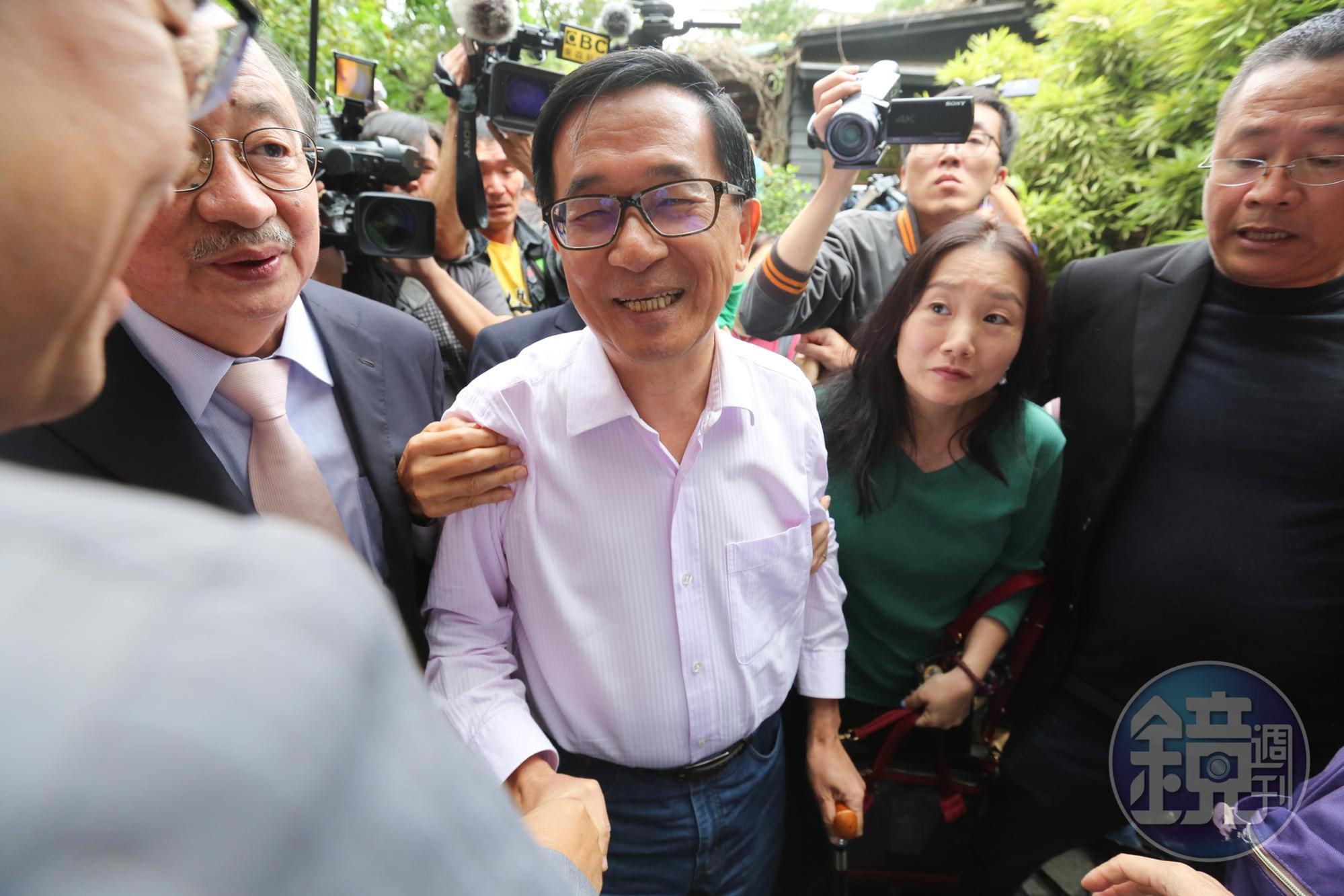 本刊調查,保外就醫的前總統陳水扁將回娘家,短暫出席民進黨明天(28日)舉辦的全代會及33周年黨慶。圖為今年5月阿扁舉辦的新書發表會現場。