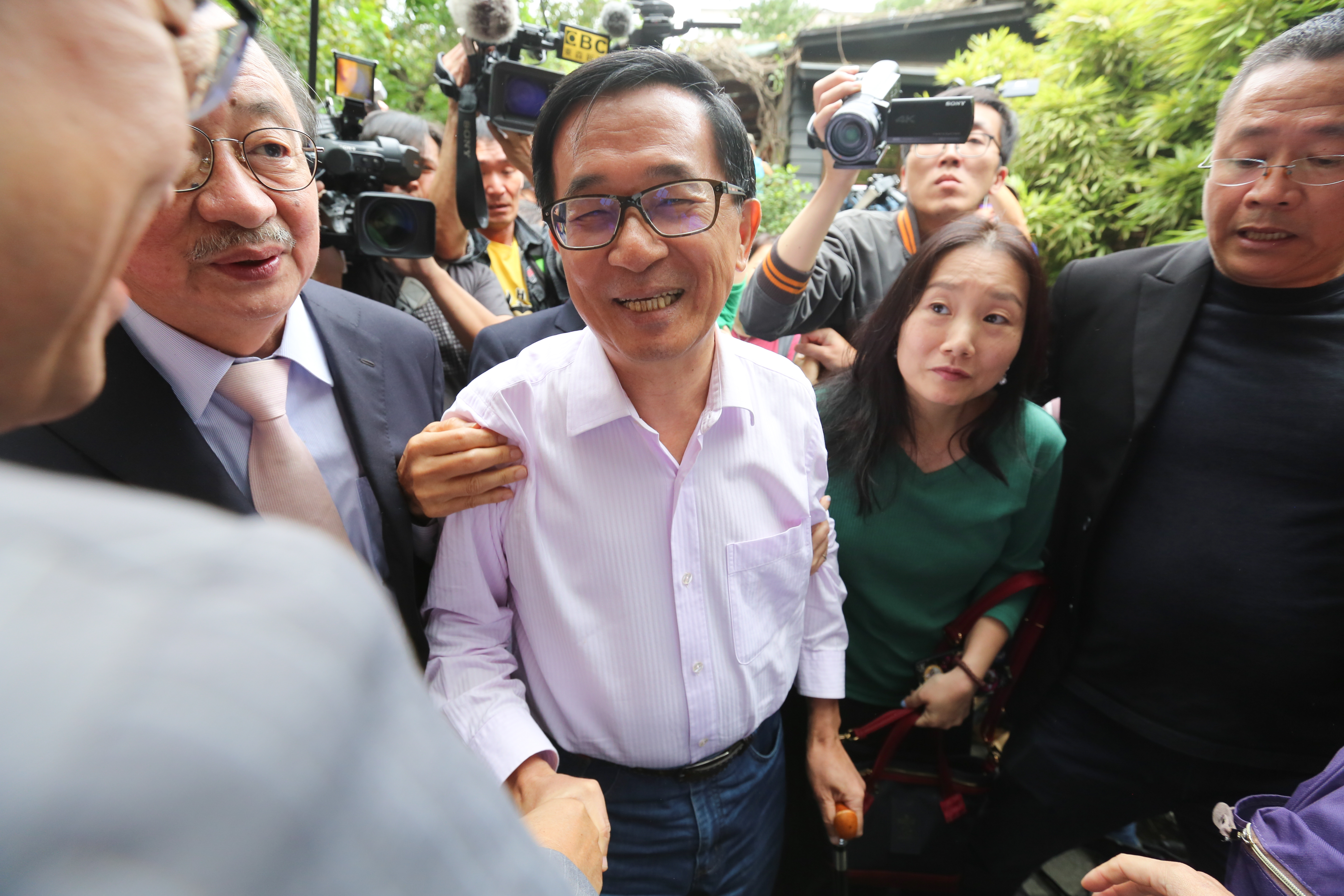 本刊調查,保外就醫的前總統陳水扁將回娘家,短暫出席民進黨明天(28日)舉辦的全代會及33周年黨慶。圖為今年5月阿扁舉辦的新書發表會現場。