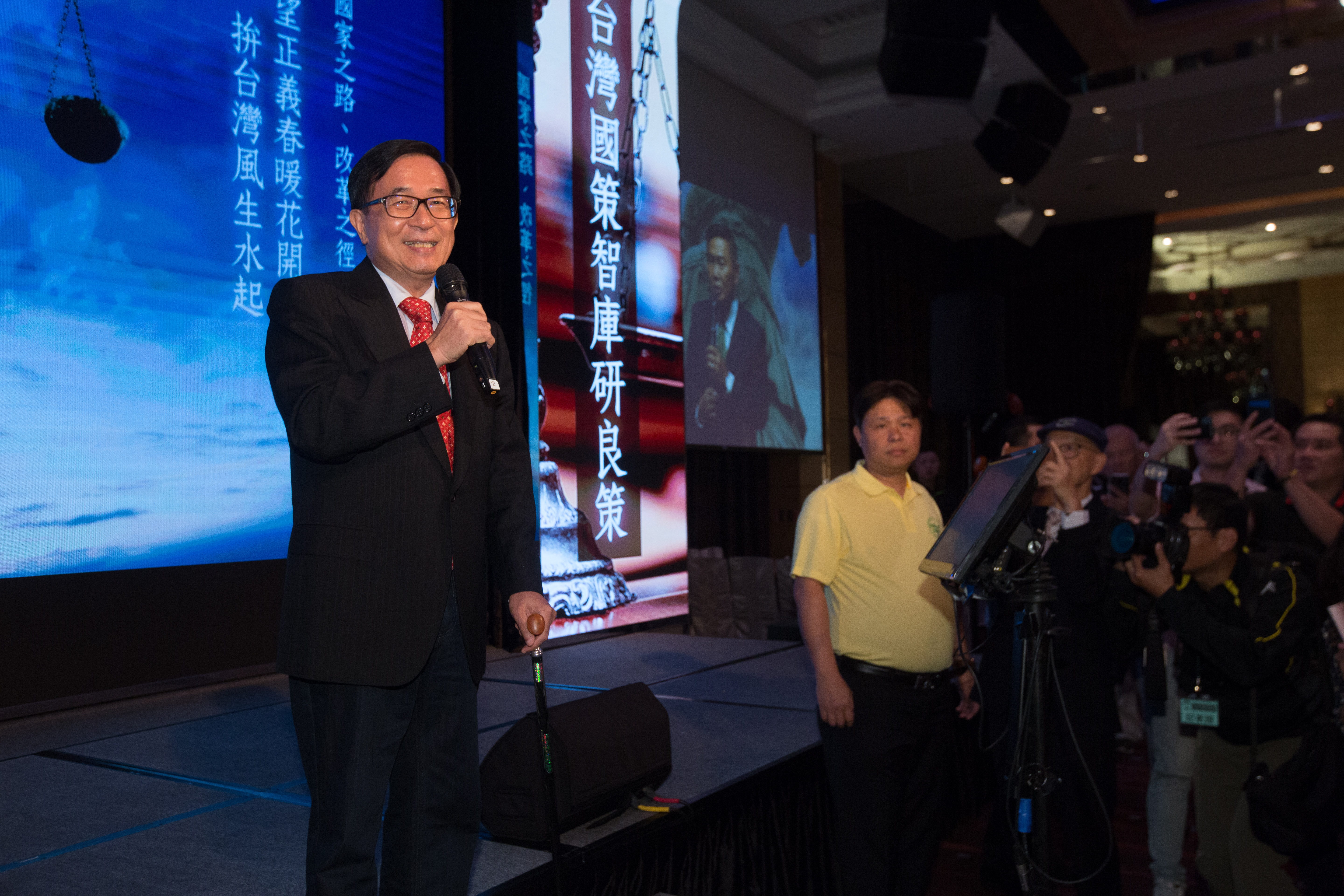 前總統陳水扁預計明（28日）將短暫出席民進黨33周年黨慶，知情人士說，確定會與總統蔡英文錯開，避免兩人同台的尷尬。圖為今年5月阿扁出席凱達格蘭基金會餐會。