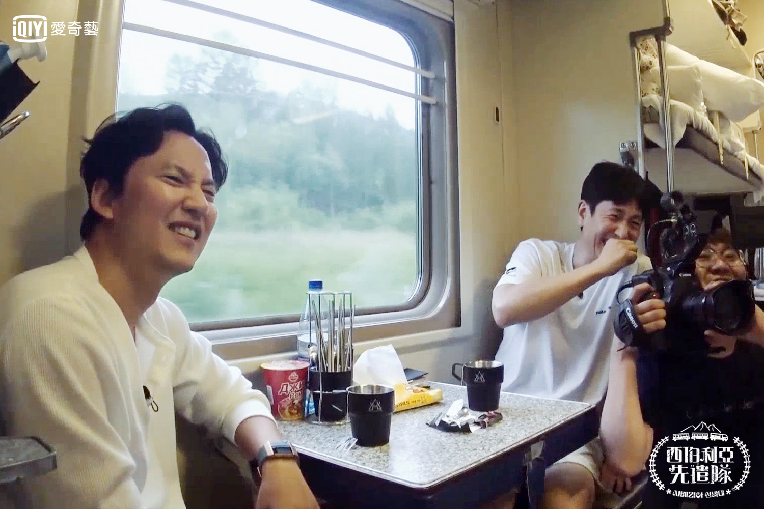 金南佶（左）與李善均一起錄製實綜《西伯利亞先遣隊》。（愛奇藝台灣站提供）