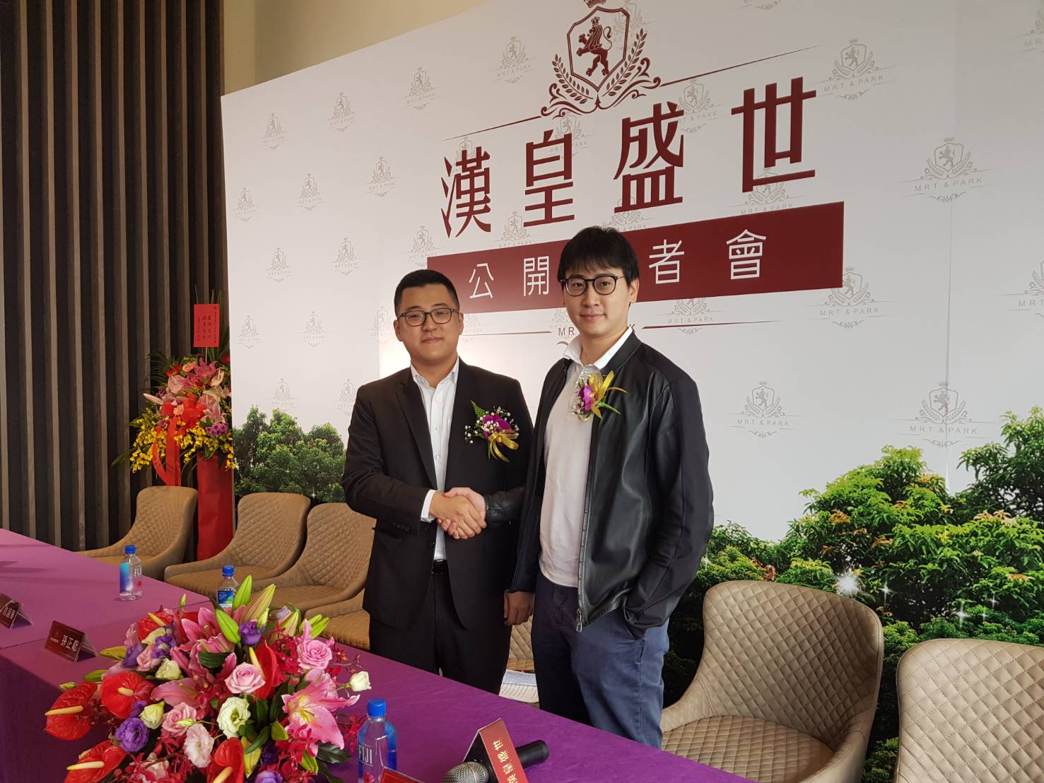 房產界二代漢皇集團副董事長孫鼎翔（左）與甲山林建設總經理祝藝（右）聯手，在永和蛋黃區打造小坪數的「漢皇盛世」，因低總價接地氣，潛銷即售出25億元。