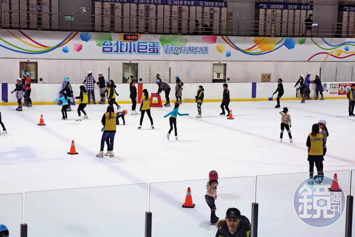 台北小巨蛋是全台唯一正規滑冰場，許多選手為當上國手，整天都在此練習。