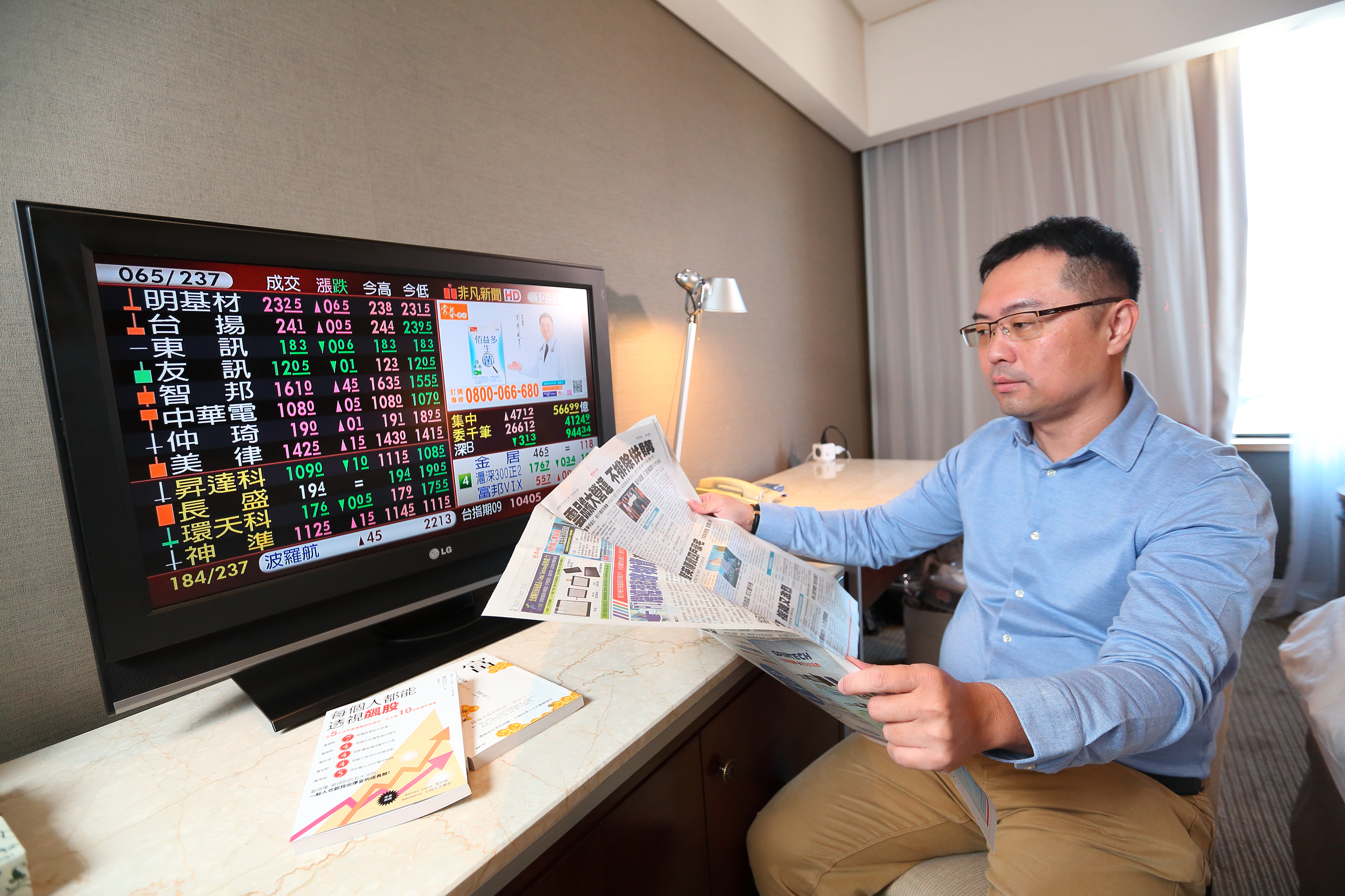 戴成霖每天早上6點就會買報紙來讀，了解產經新聞概況，也緊緊跟隨產業脈動。