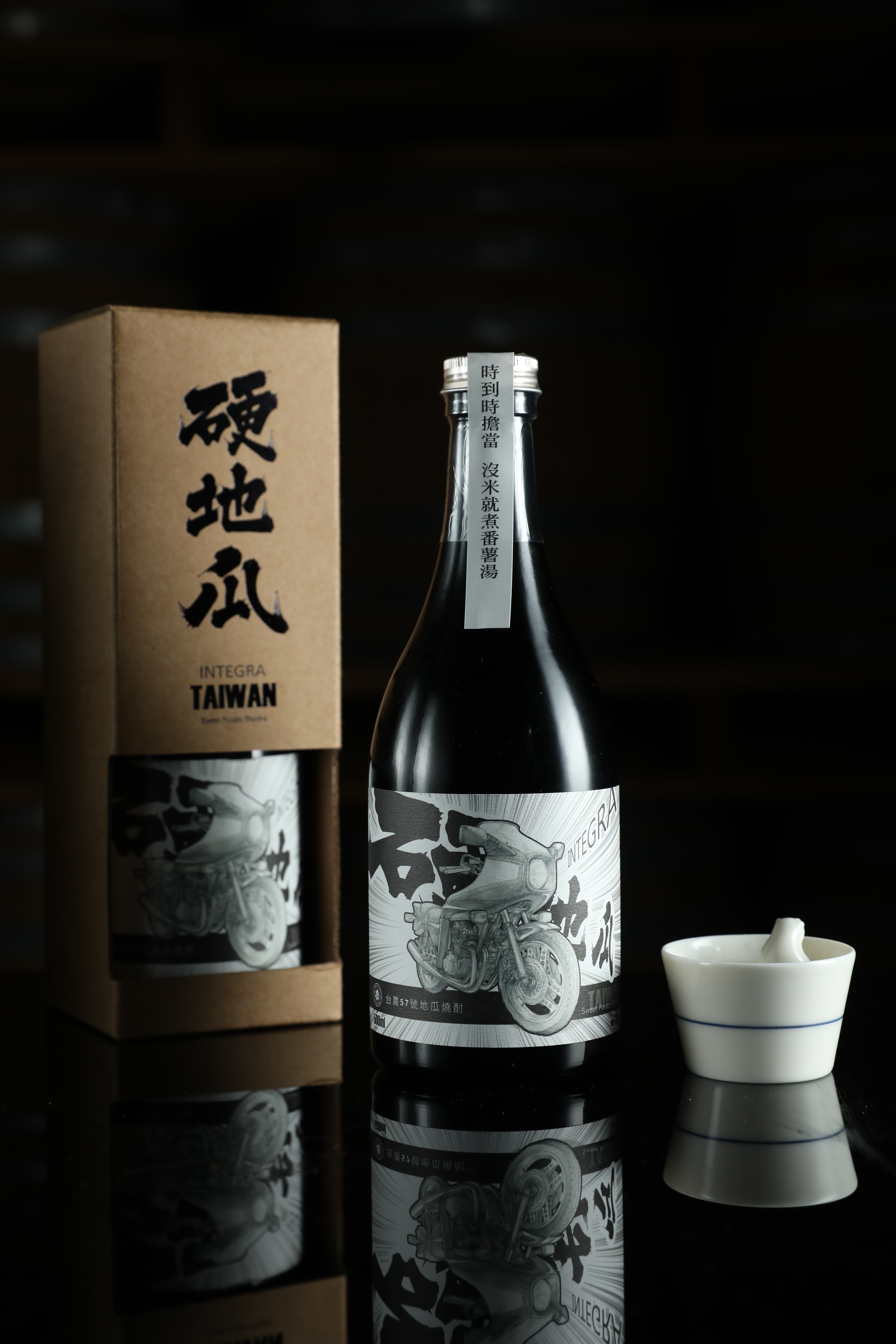 由大爵文創操刀包裝的「硬地瓜」，是限量600支的客製化作品。（880元／瓶）