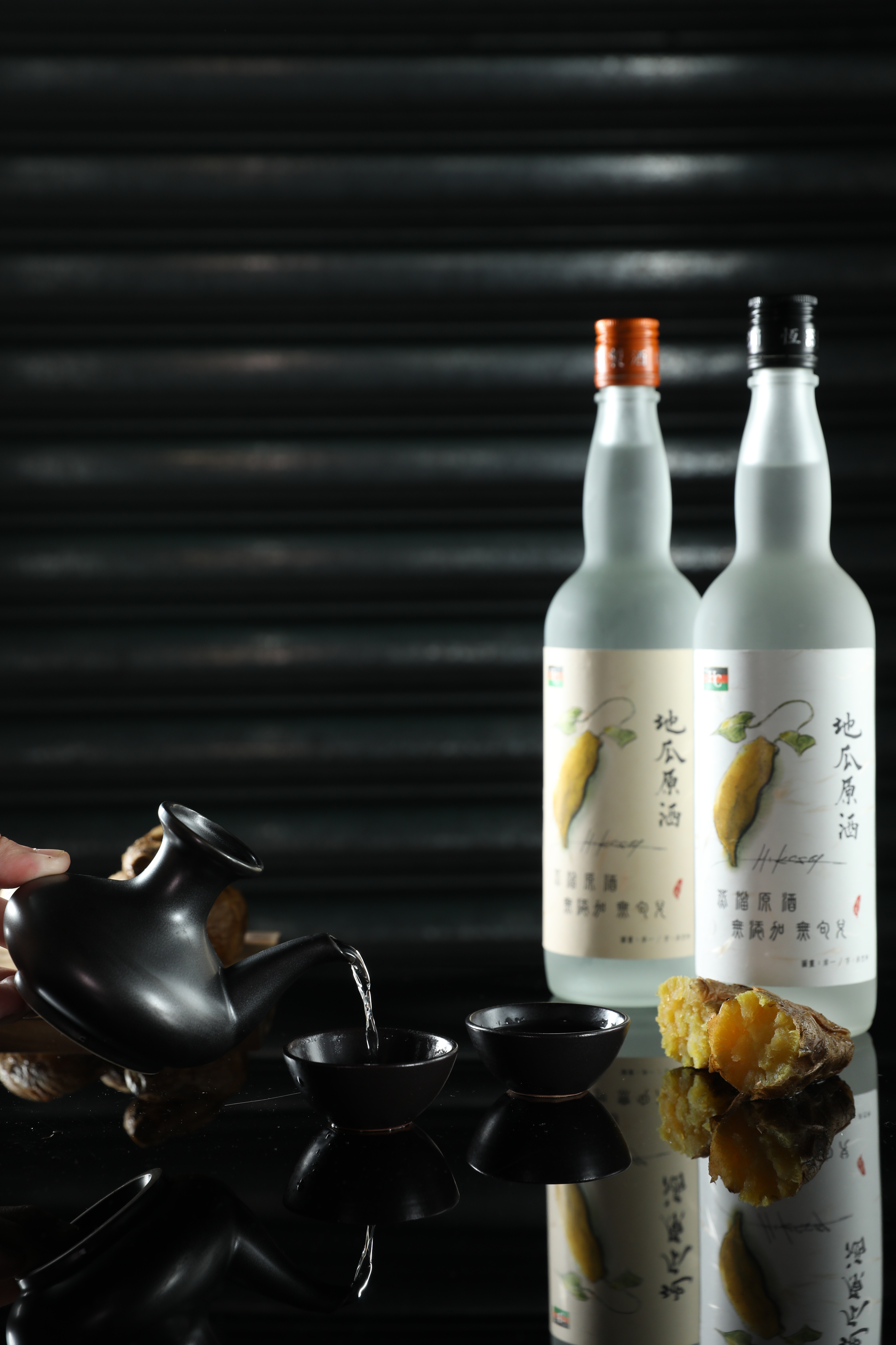 恆器目前的主力產品是60度與40度的地瓜原酒，60度的花香明顯，40度口感輕柔，散發偏糖蜜香氣。（60度880元／瓶；40度800元／瓶）