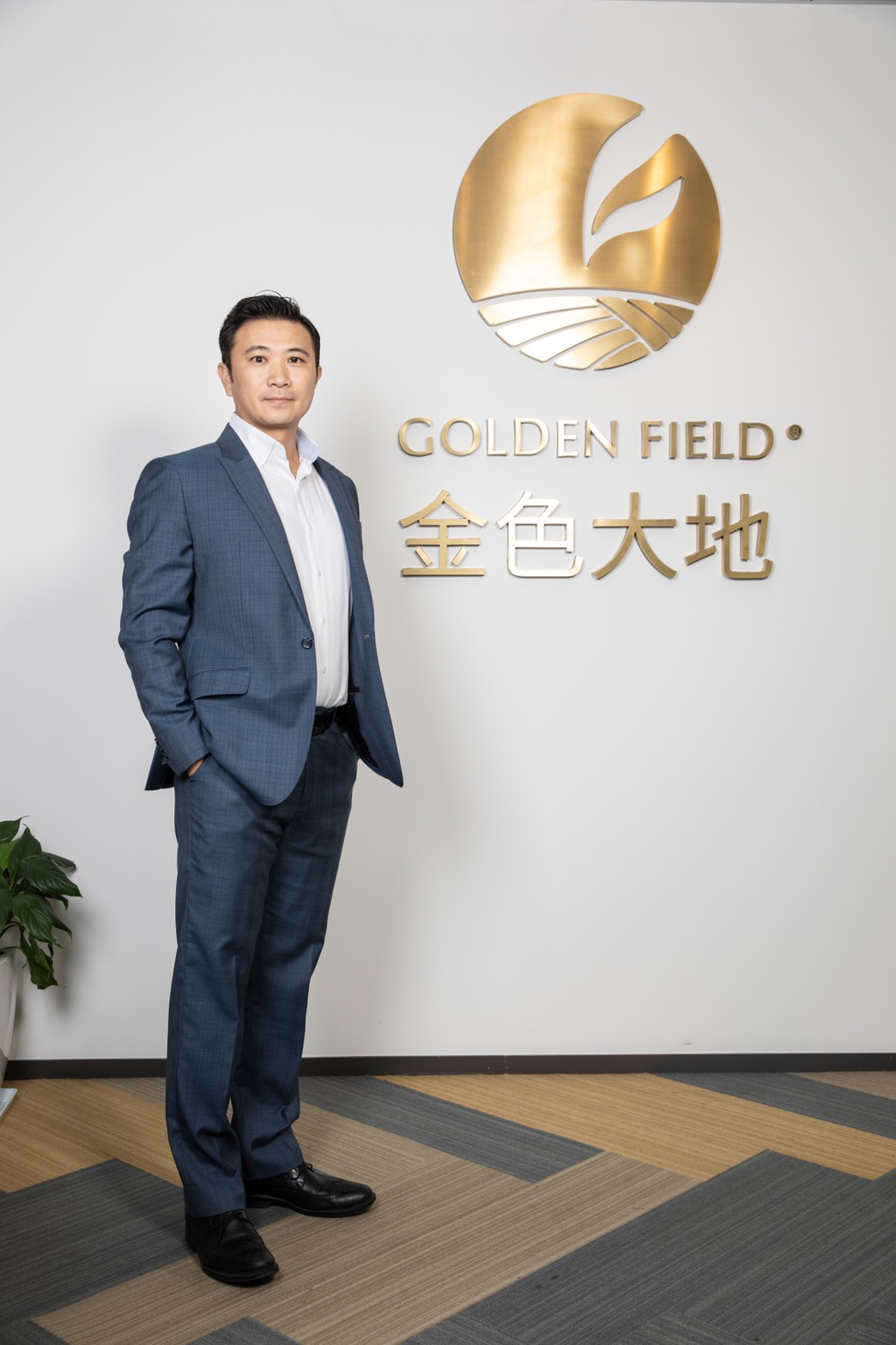 金色大地總經理呂政璋博士創建金色大地並協助廣大農民朋友，行銷台灣優質產品，創造五贏共榮的新微笑曲線模式。