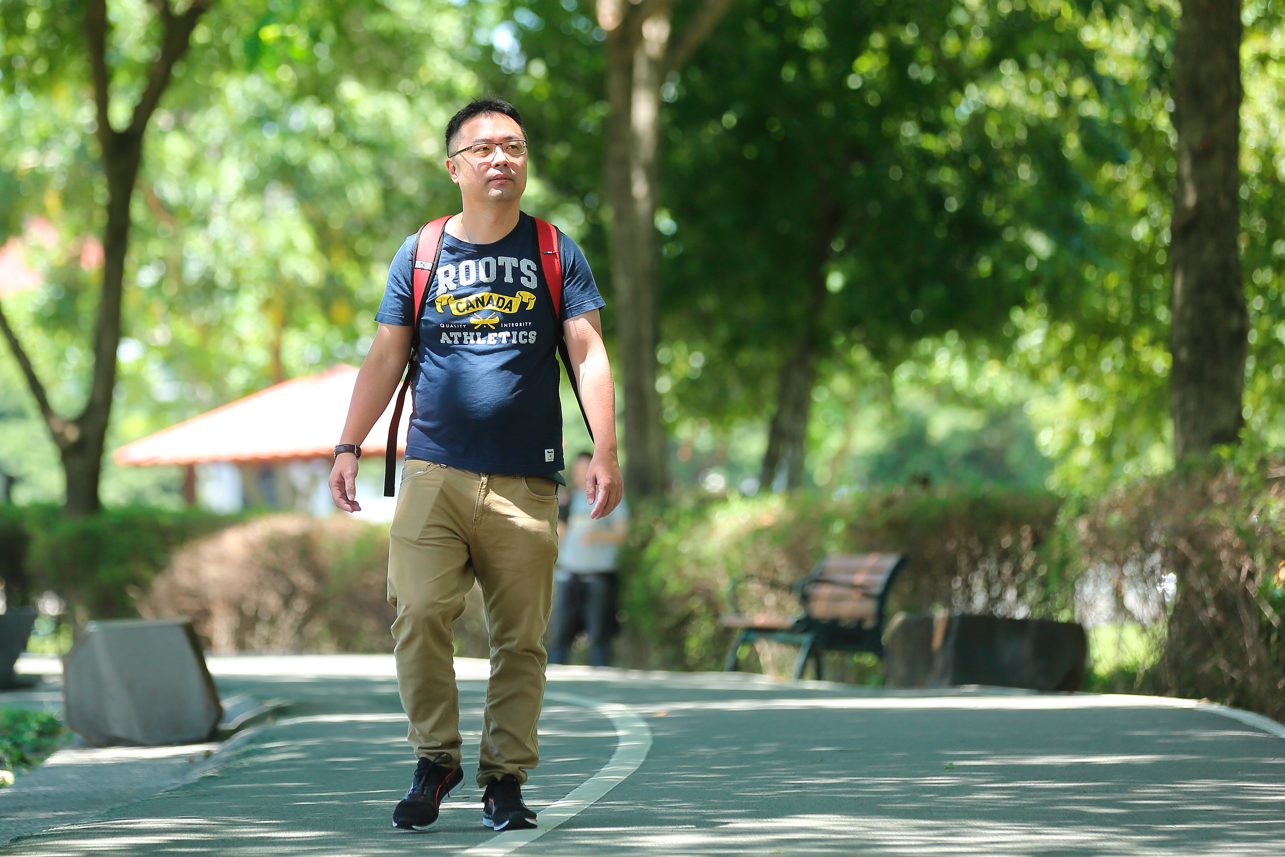 戴成霖現在身兼股票講師、園藝店老闆以及新手奶爸，外出散步是她忙裡偷閒的享受。