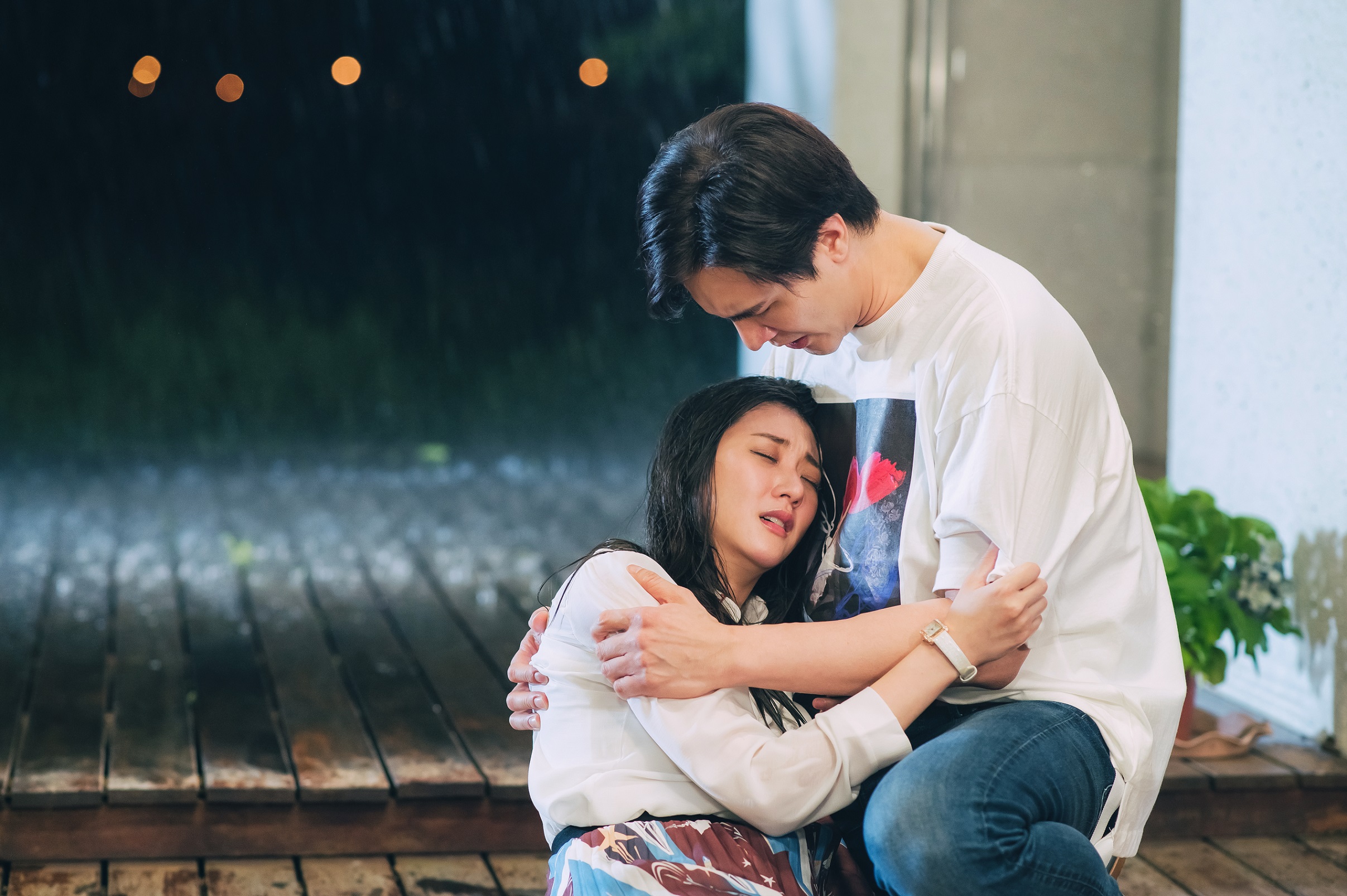 林逸欣淋雨暈倒，讓謝佳見趕緊將她抱在懷中。（東森提供）