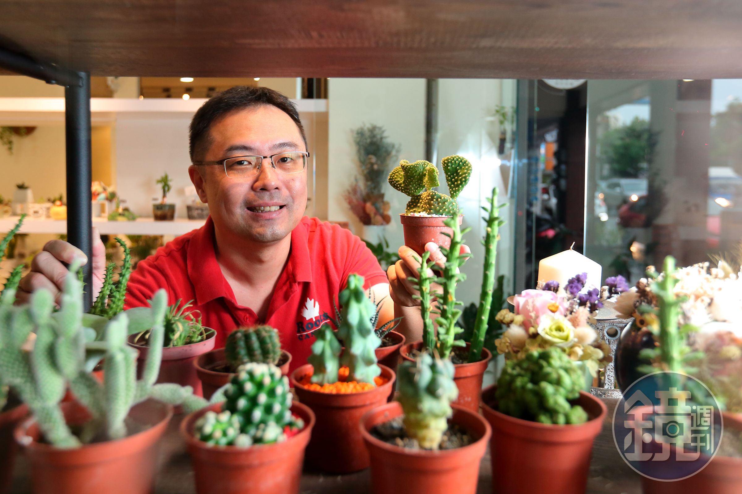 身兼專業投資人及園藝店主人，戴成霖靠著種多肉植物來紓解投資壓力。