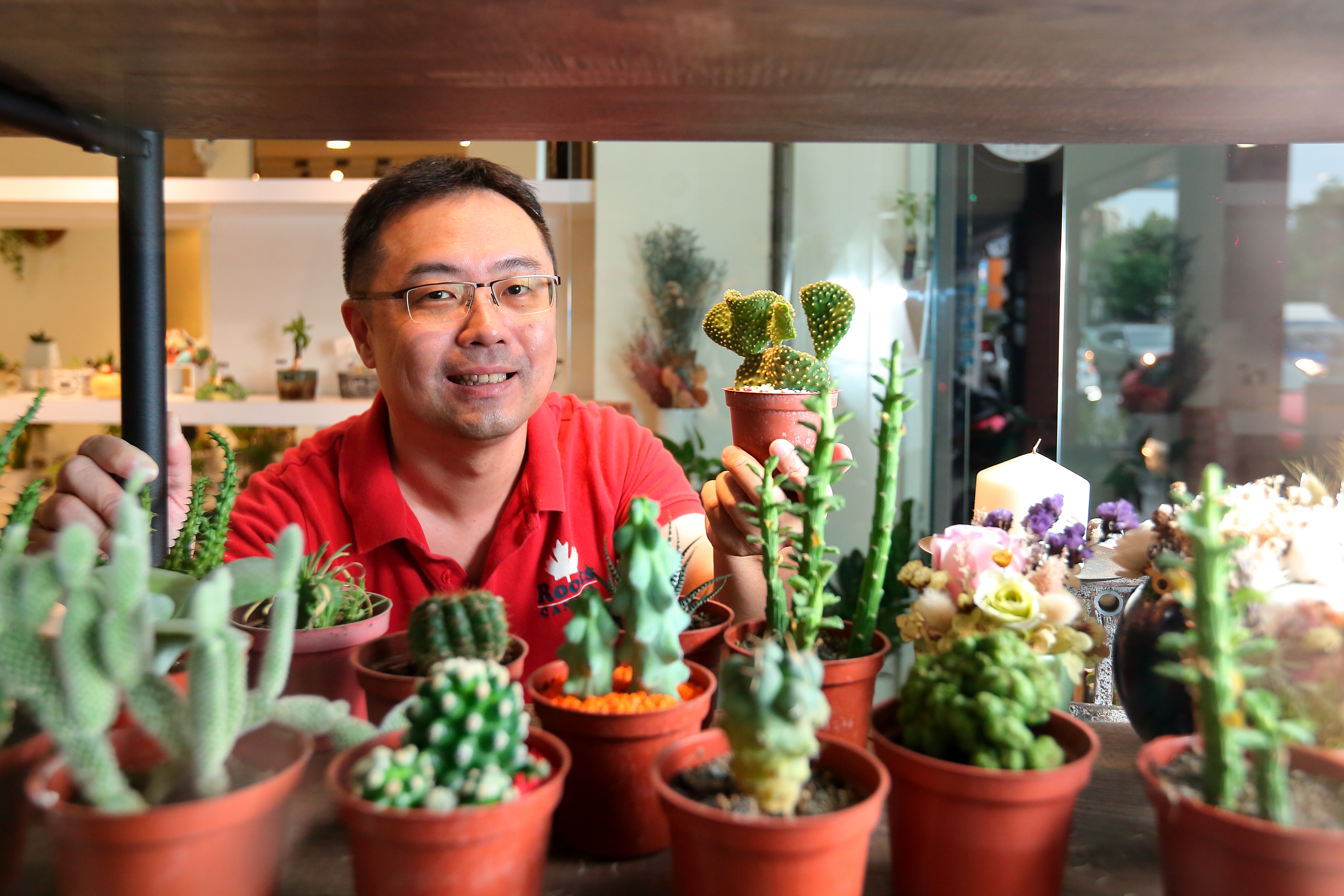 身兼專業投資人及園藝店主人，戴成霖靠著種多肉植物來紓解投資壓力。