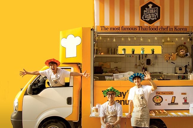 李玟雨（左起）、洪錫天、呂珍九在《在當地吃得開嗎》開餐車挑戰賣泰式料理。（翻攝自Naver）