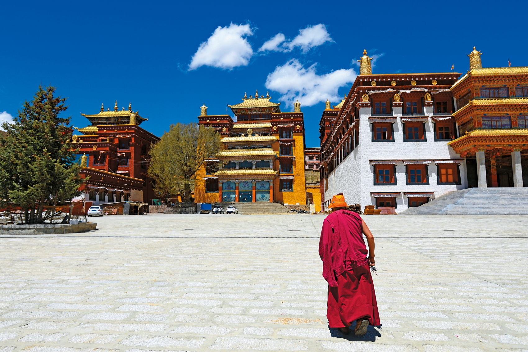 純淨湛藍的天空與紅白色的藏傳佛寺，襯托出理塘最尋常卻是最美麗的藏區風景。