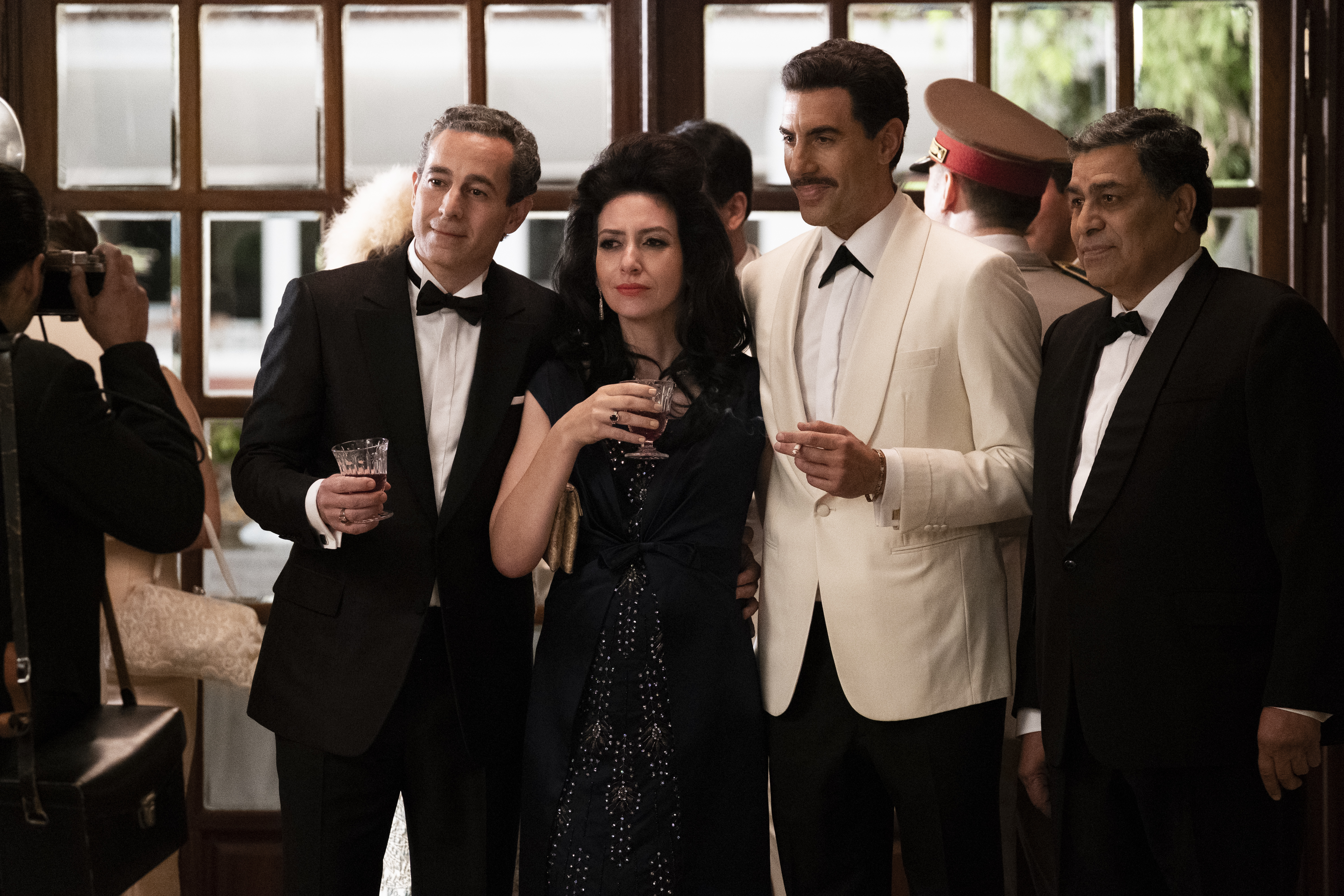 《摩薩德間諜》交代了伊萊科恩（右二），如何一路打入了敘利亞的政經高層，甚至跟總統阿明哈非茲（左一）成為莫逆，差點成為國防部次長。（Netflix提供）