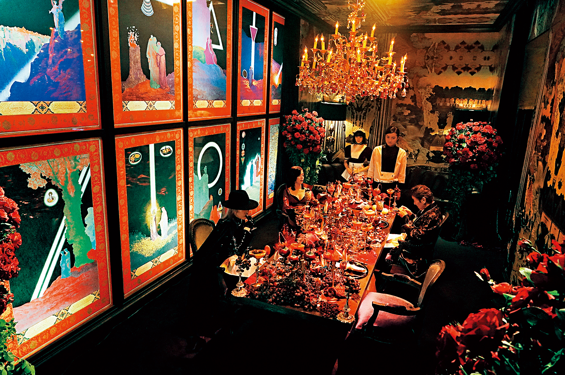 《殺手餐廳》網羅各方藝術高手參與，餐廳牆上的畫作出自國寶級藝術家橫尾忠則之手。（天馬行空提供）