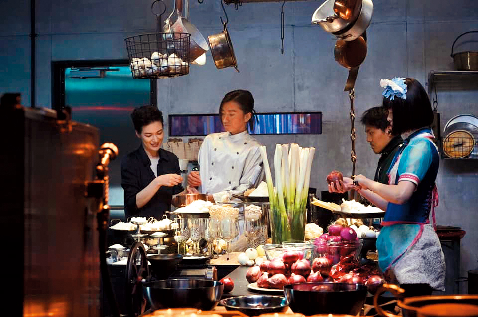 全片各式美食由前衛食藝家諏訪綾子（左一）設計，藤原龍也（左二）與玉城蒂娜（右一）也在旁見習。（翻攝自蜷川實花臉書）