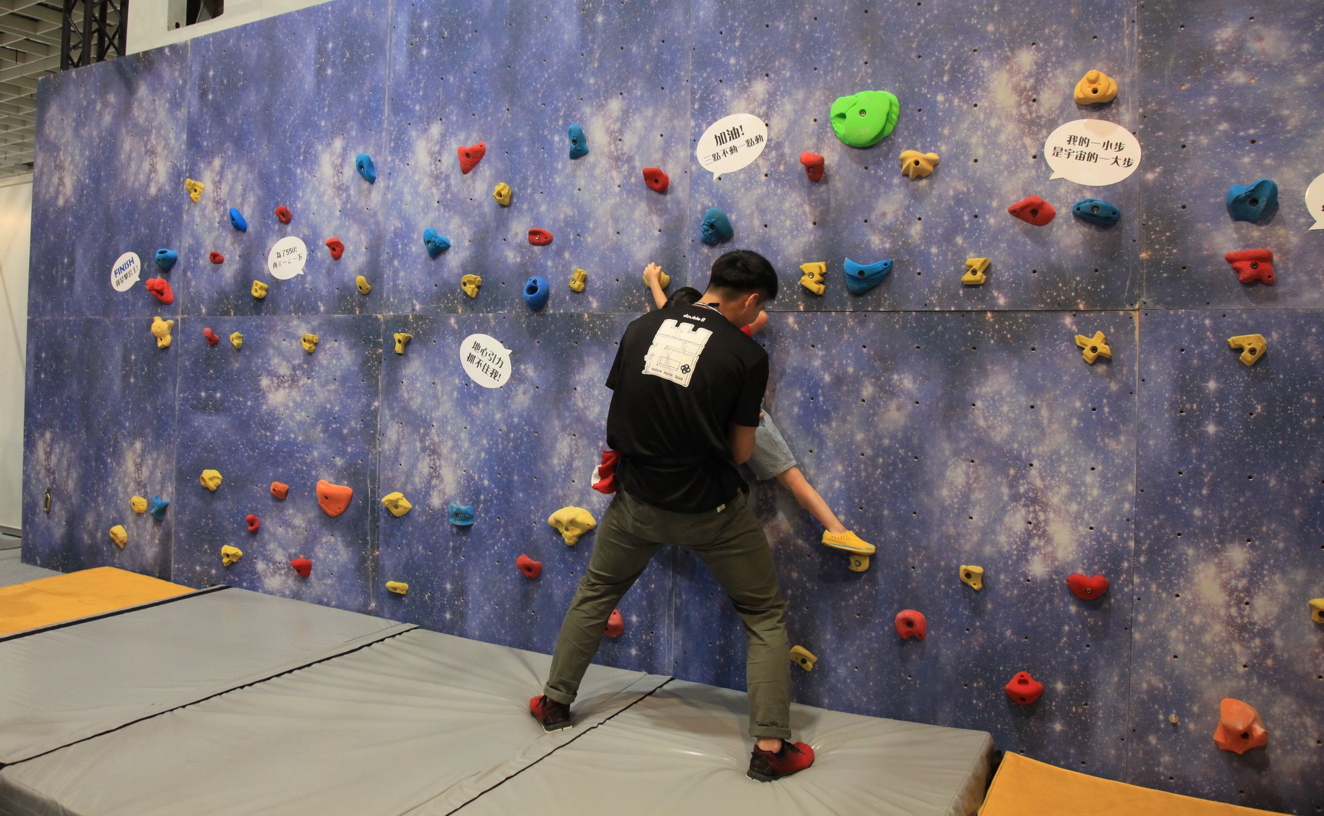 戶外用品展現場架設小型攀岩場，民眾可現場體驗。