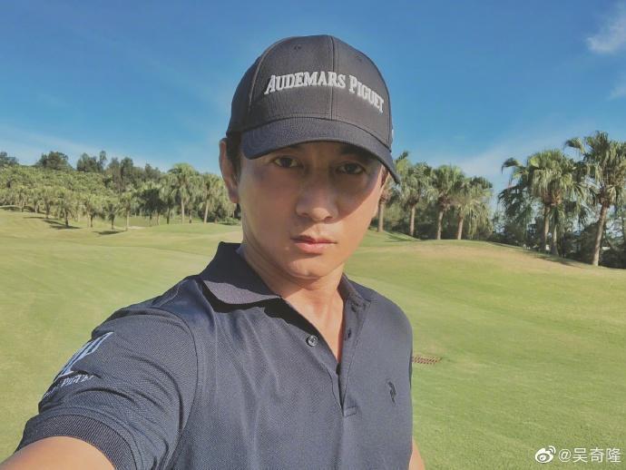 下月滿49歲的吳奇隆為了瘦身除天天健身外，也戒掉澱粉。（翻攝自吳奇隆微博）