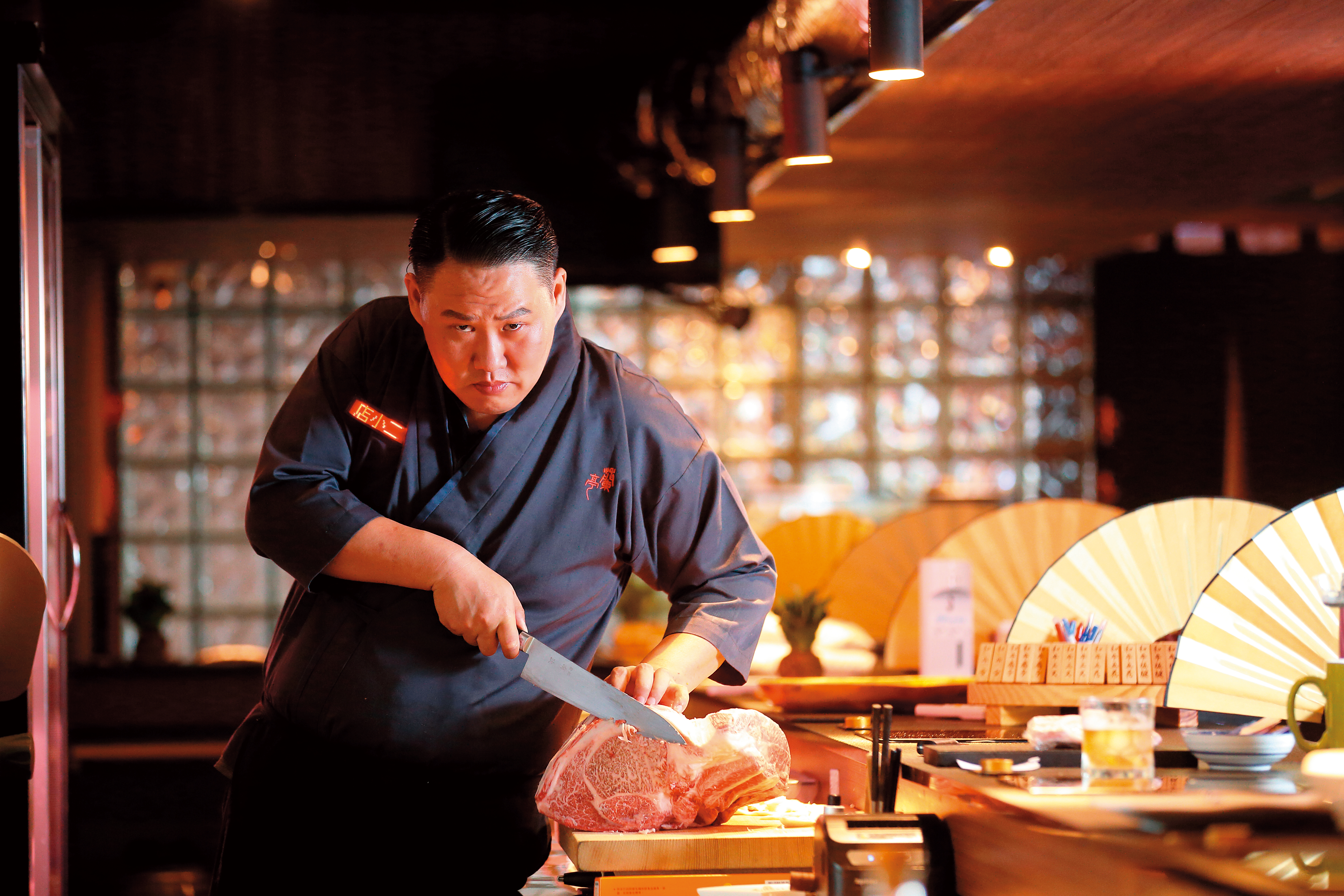 蘭小明曾是竹聯幫蘭堂堂主，在監獄病舍看遍生老病死，出獄後踏入餐飲圈。