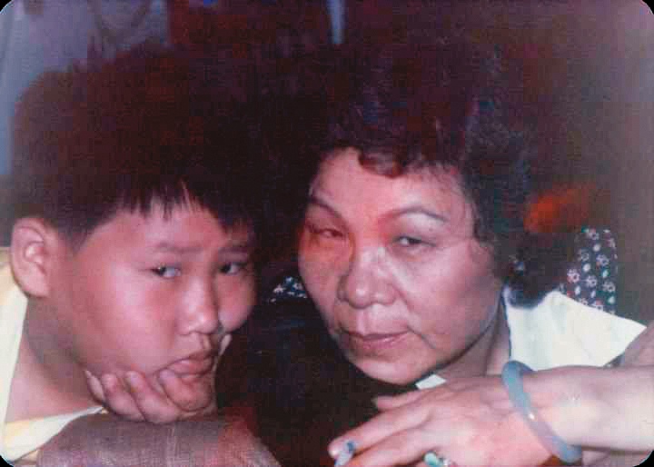 在眷村長大的蘭小明（左），是家中么子。右為母親楊秉貞。（蘭小明提供）