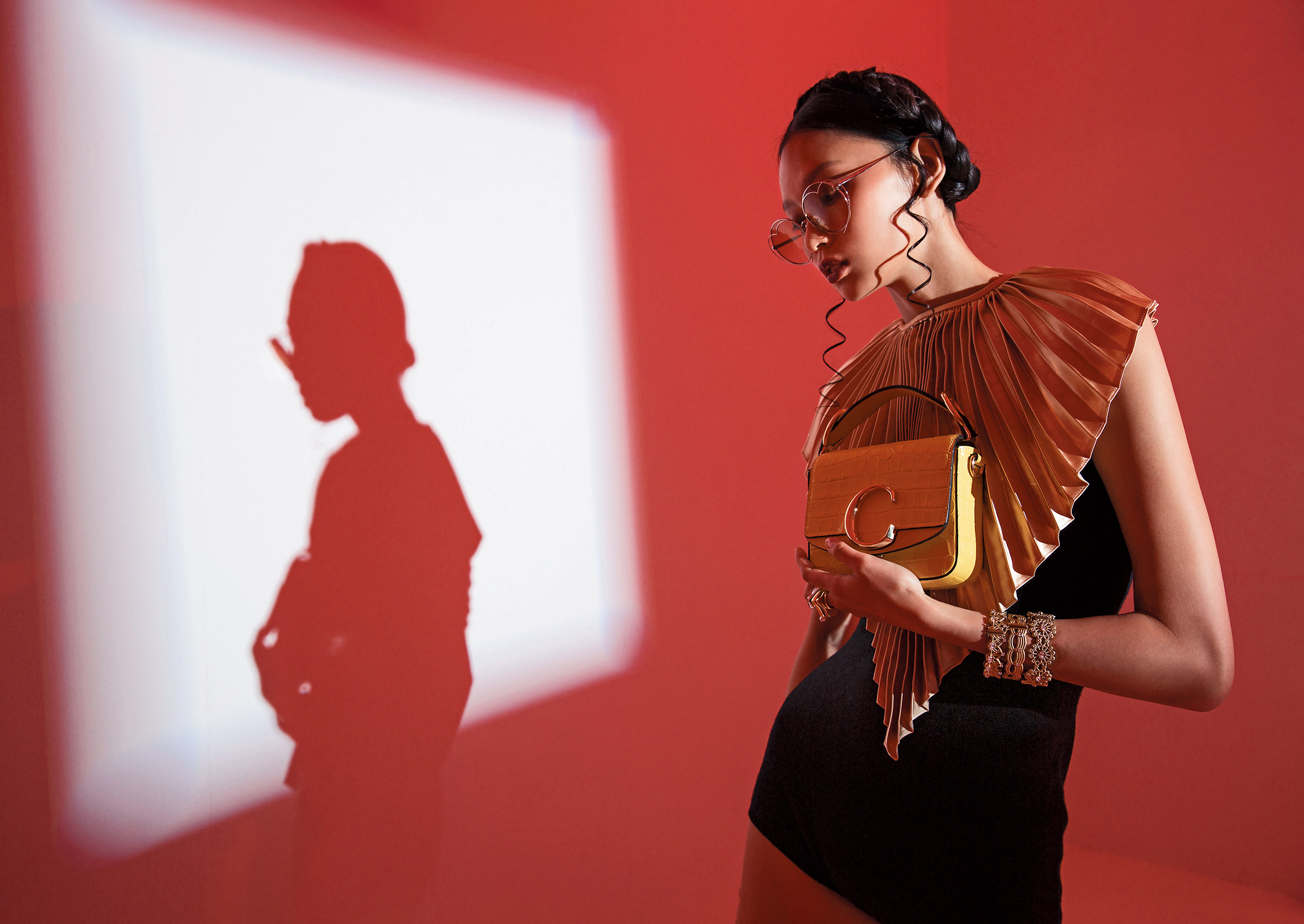 Chloé C喜悅黃鱷魚壓紋迷你小方包，NT$52,500 by Chloé／百褶披肩，價格店洽 by GUCCI／黑色無袖翻領蜜蜂刺繡連體衣，價格店洽 by Dior／情人節系列輕香檳色墨鏡，NT$7,680 by FOR ART'S SAKE／古董蕾絲系列手環（左），NT$7,580 by momo's march／古董蕾絲系列手環（中），NT$6,580 by momo's march／古董蕾絲系列手環（右），NT$7,580 by momo's march／蜿蜒的曲流鍍金戒指，NT$3,580 by momo's march／蜿蜒的曲流亮銀戒指，NT$3,580 by momo's march／躍起的水滴戒指，NT$2,580 by momo's march