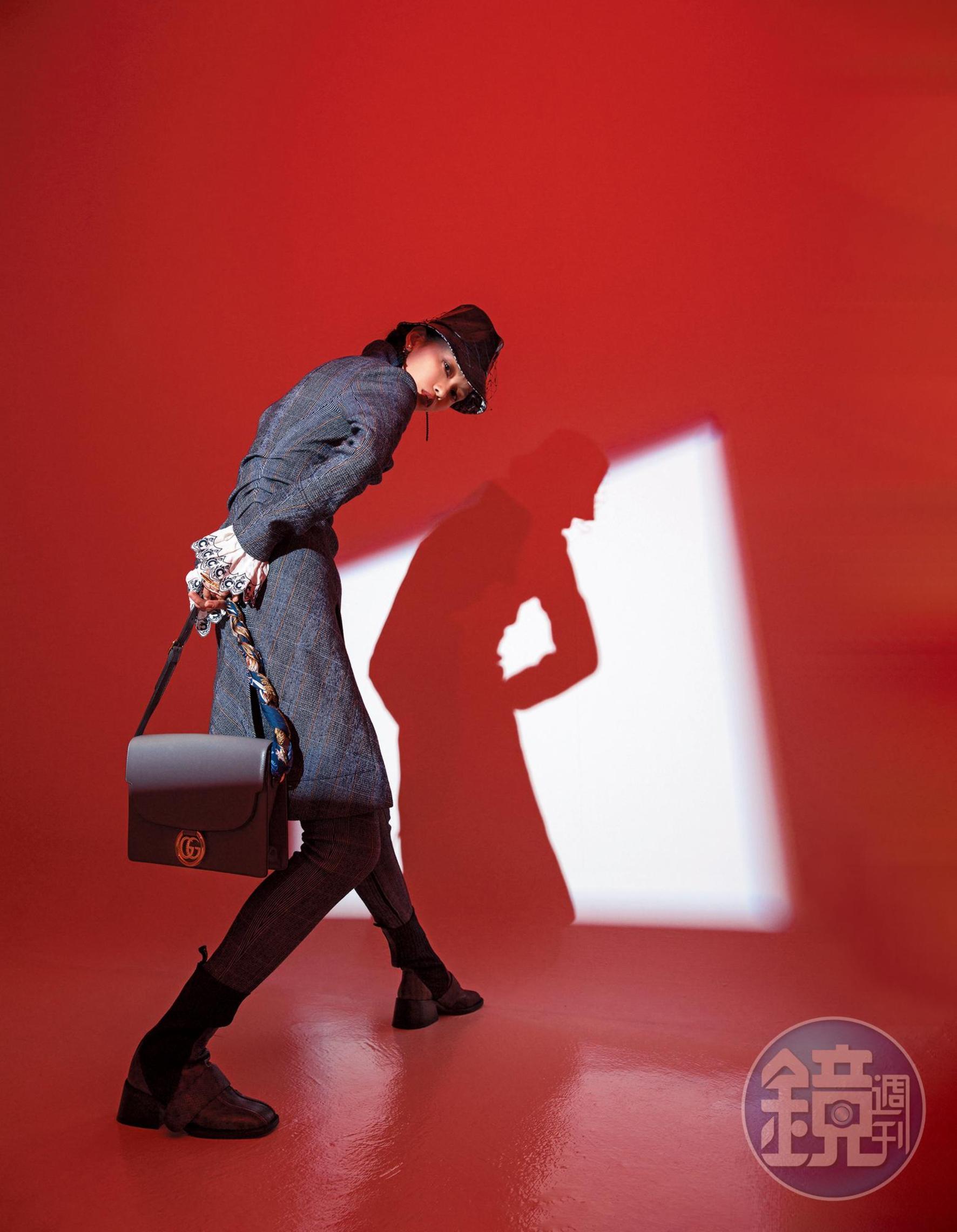 GG RING系列灰色單肩包，NT$94,800 by GUCCI／灰色格紋毛呢軍裝大衣，NT$114,600 by Chloé／白色C字蕾絲袖口上衣，NT$40,800 by Chloé／灰色格紋毛呢長褲，NT$57,100 by Chloé／黑色短靴，價格未定 by Chloé／Teddy D Vinyl黑色亮面網紗短簷漁夫帽，NT$27,000 by Dior／Teddy-D珍珠及多彩水晶黑色仿舊金屬耳飾，NT$26,500 by Dior
