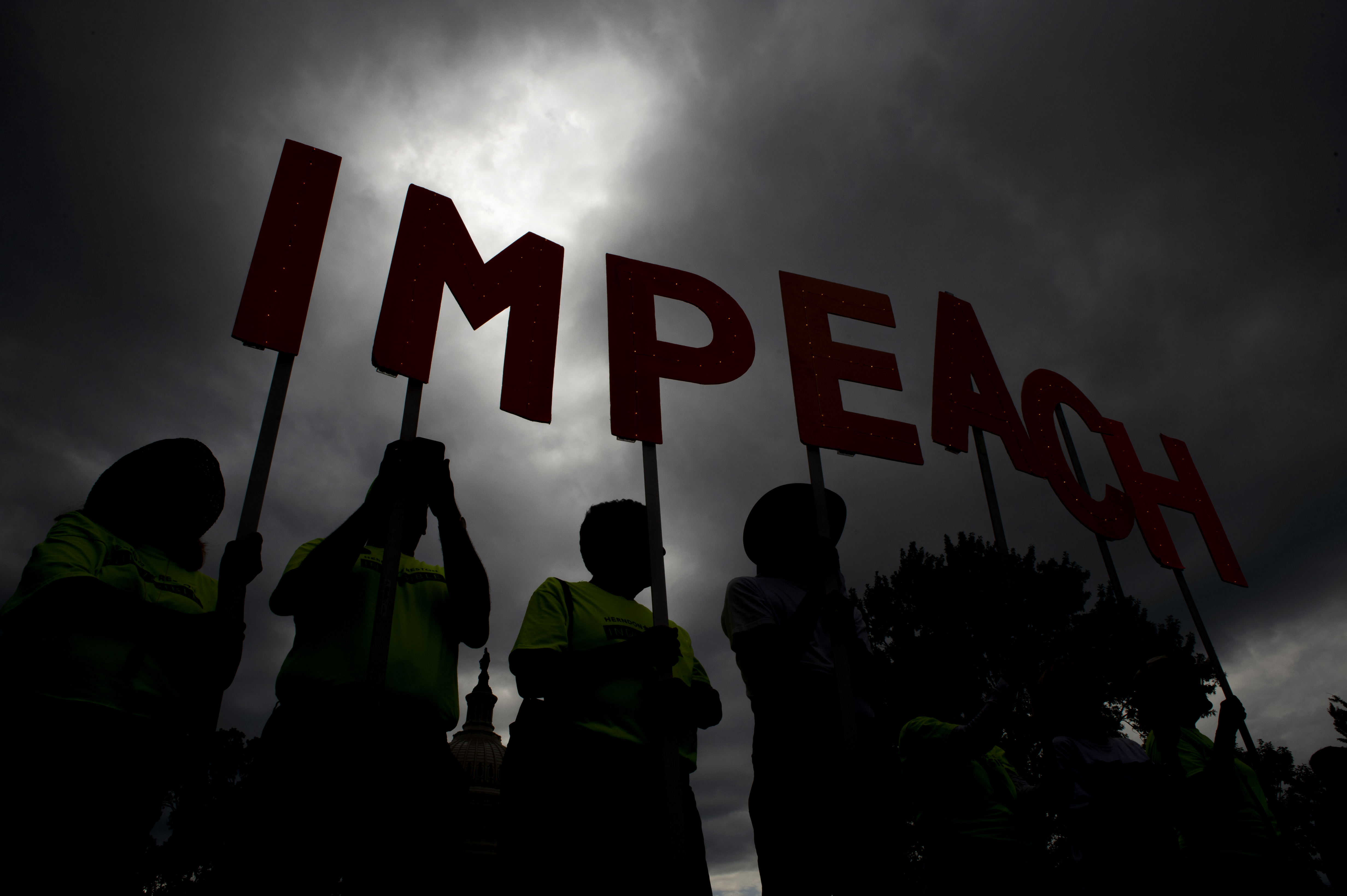 2019年9月26日，MoveOn.org等進步團體在美國國山莊外發起彈劾川普行動。（東方IC）