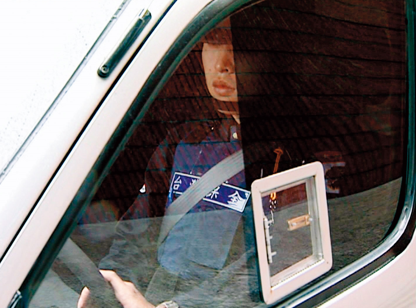 得知犯罪計畫後,警方商請保全公司派出具防彈功能的運鈔車當餌進行誘捕。(翻攝東森新聞)