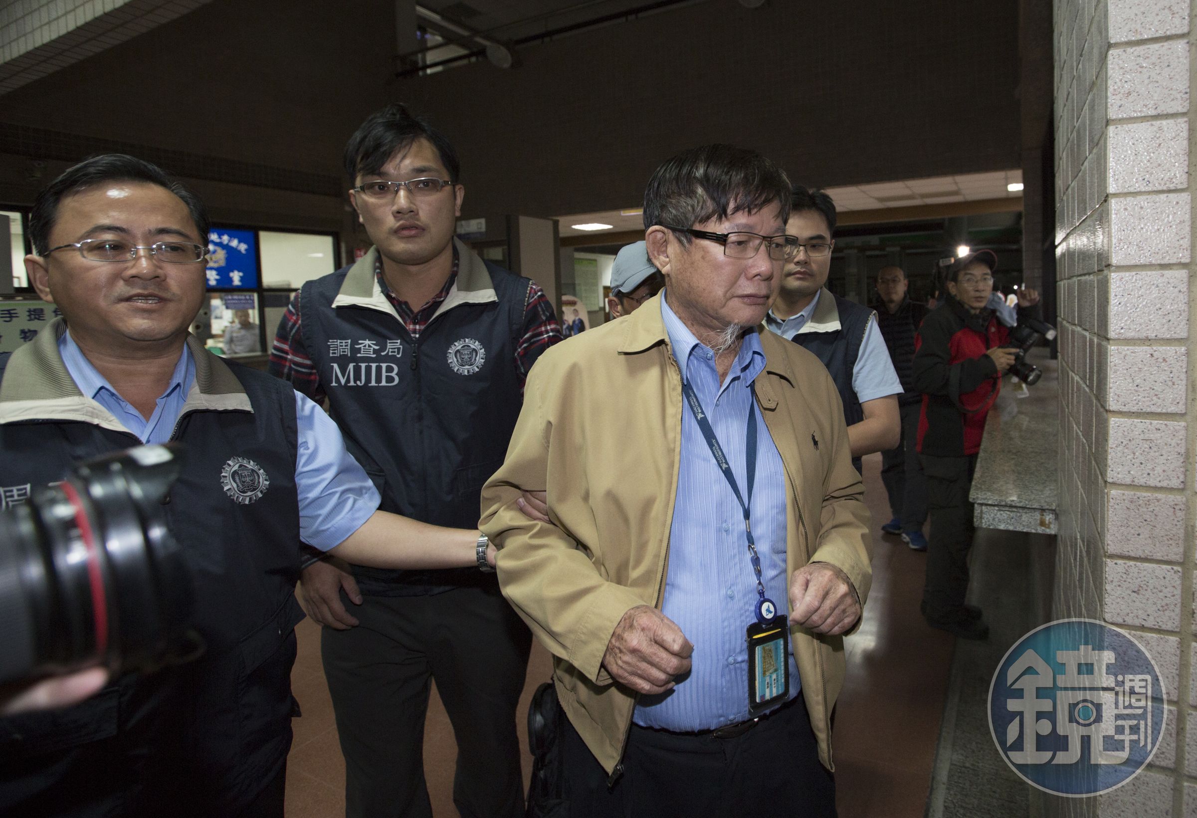 承攬國艦國造獵雷艦案的慶富造船董事長陳慶男（前右），因涉及詐貸案，今天（27日）遭高雄地院重判25年、罰金1.05億元。