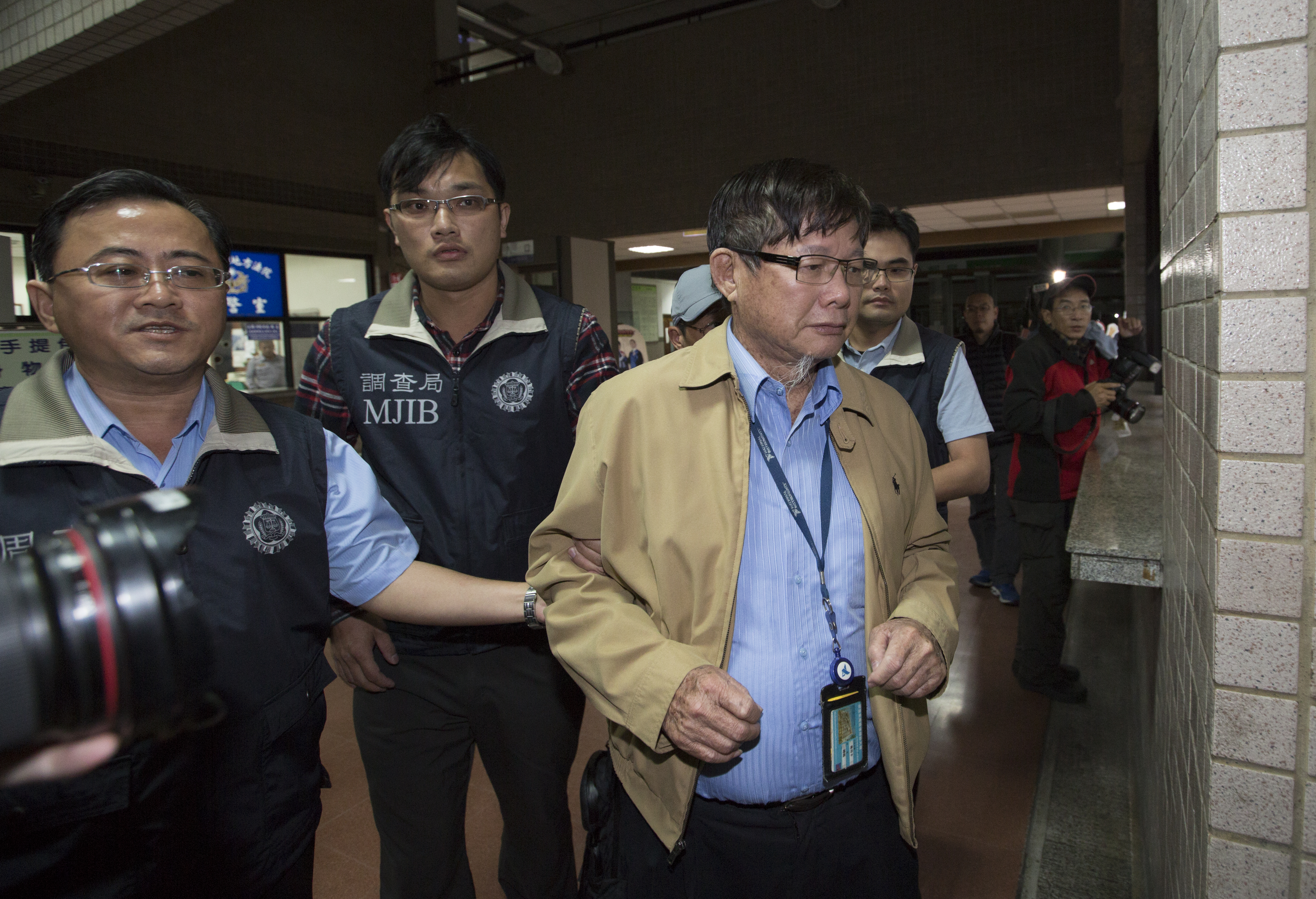 承攬國艦國造獵雷艦案的慶富造船董事長陳慶男（前右），因涉及詐貸案，今天（27日）遭高雄地院重判25年、罰金1.05億元。