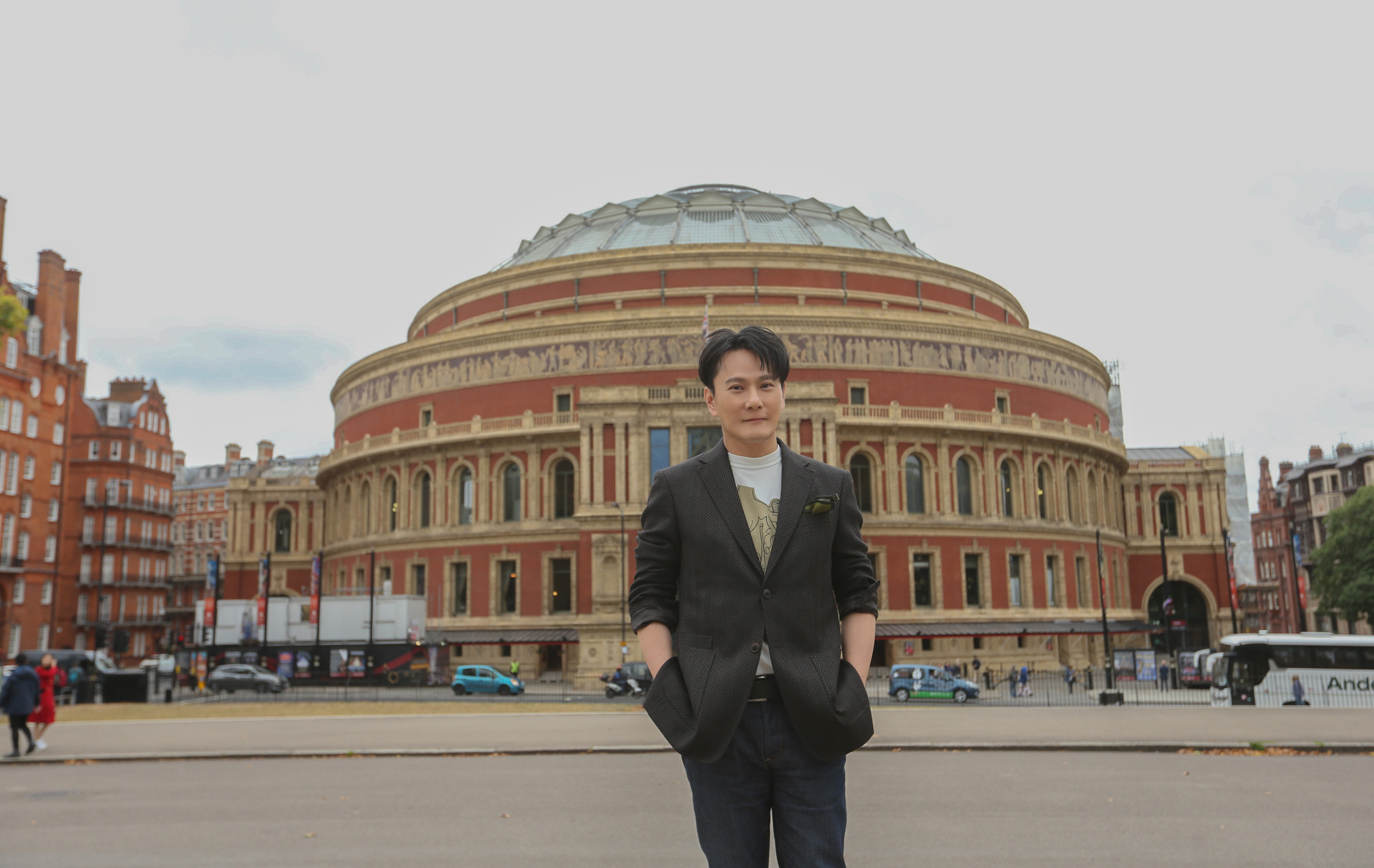 張信哲是英國開唱第一人，明年將唱進皇家阿爾伯特廳。（潮水音樂提供）