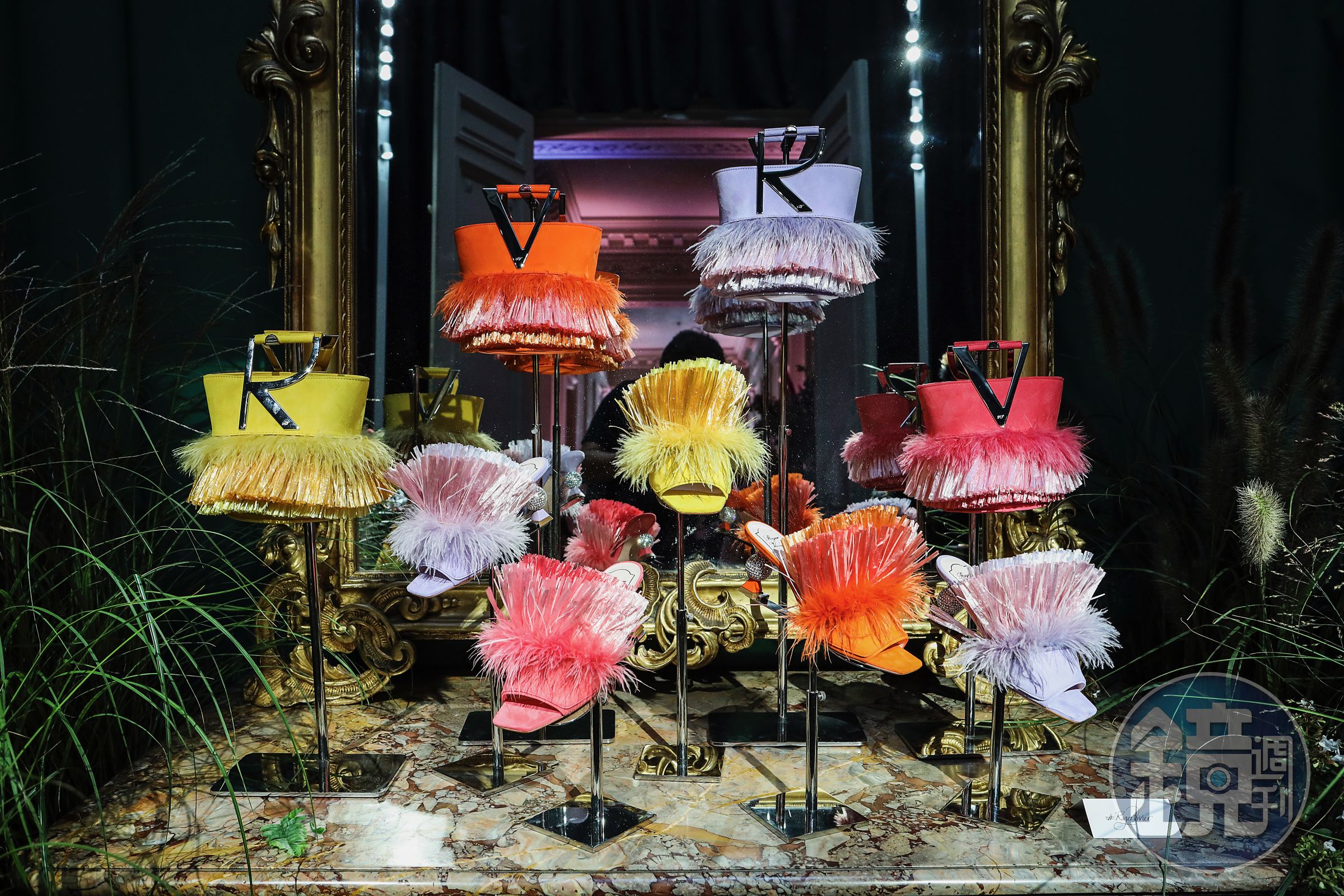 Tiki Viv’ Mini Bag充滿夏季氛圍，以羽毛及草編材質，創造行走與擺動之間的動感。（ROGER VIVIER提供）