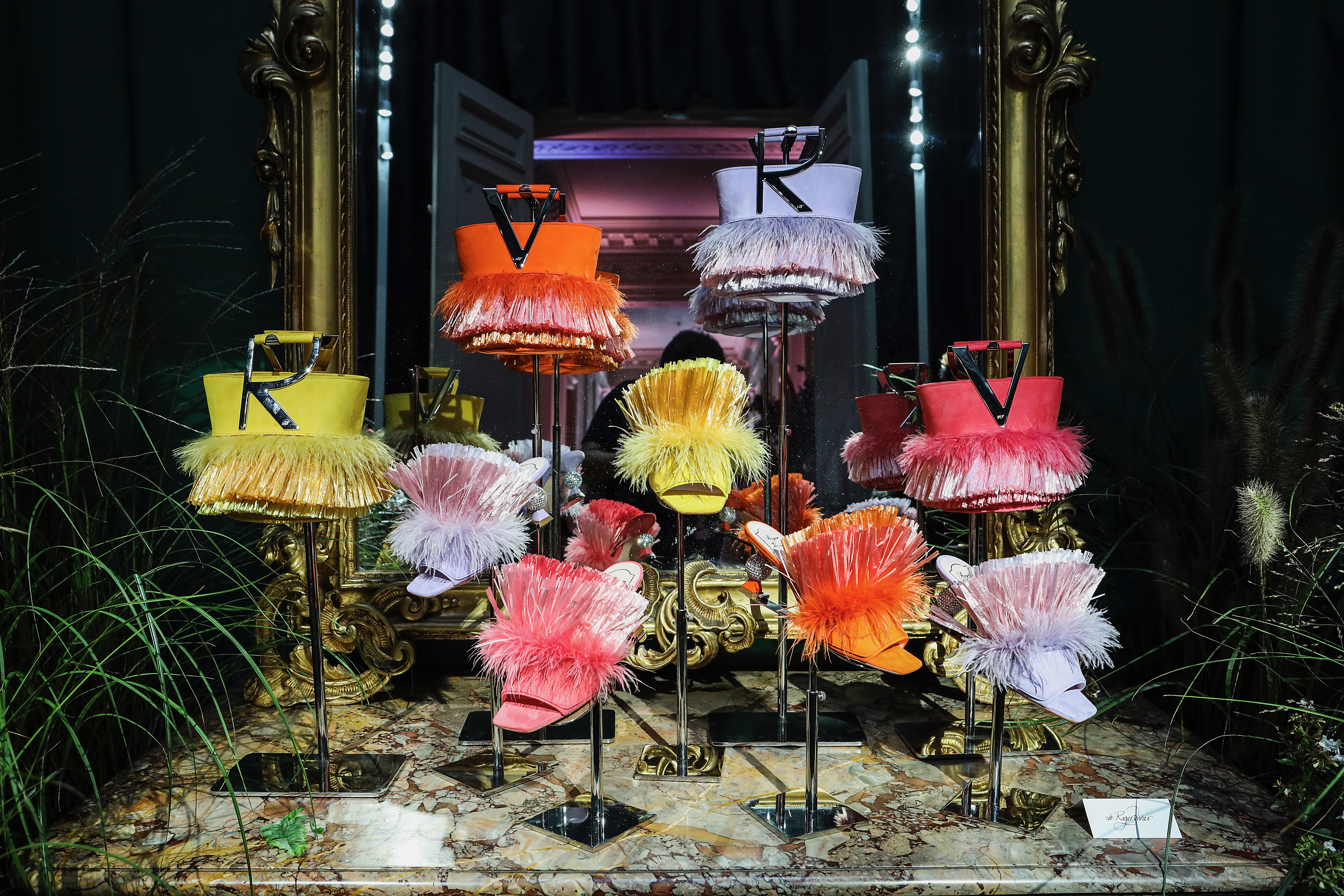 Tiki Viv’ Mini Bag充滿夏季氛圍，以羽毛及草編材質，創造行走與擺動之間的動感。（ROGER VIVIER提供）