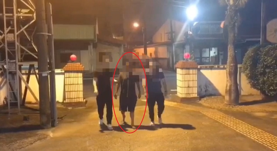 永和分局在27日晚間逮捕到恐嚇滅火器樂團的曹姓男子(紅圈中)。(翻攝畫面)