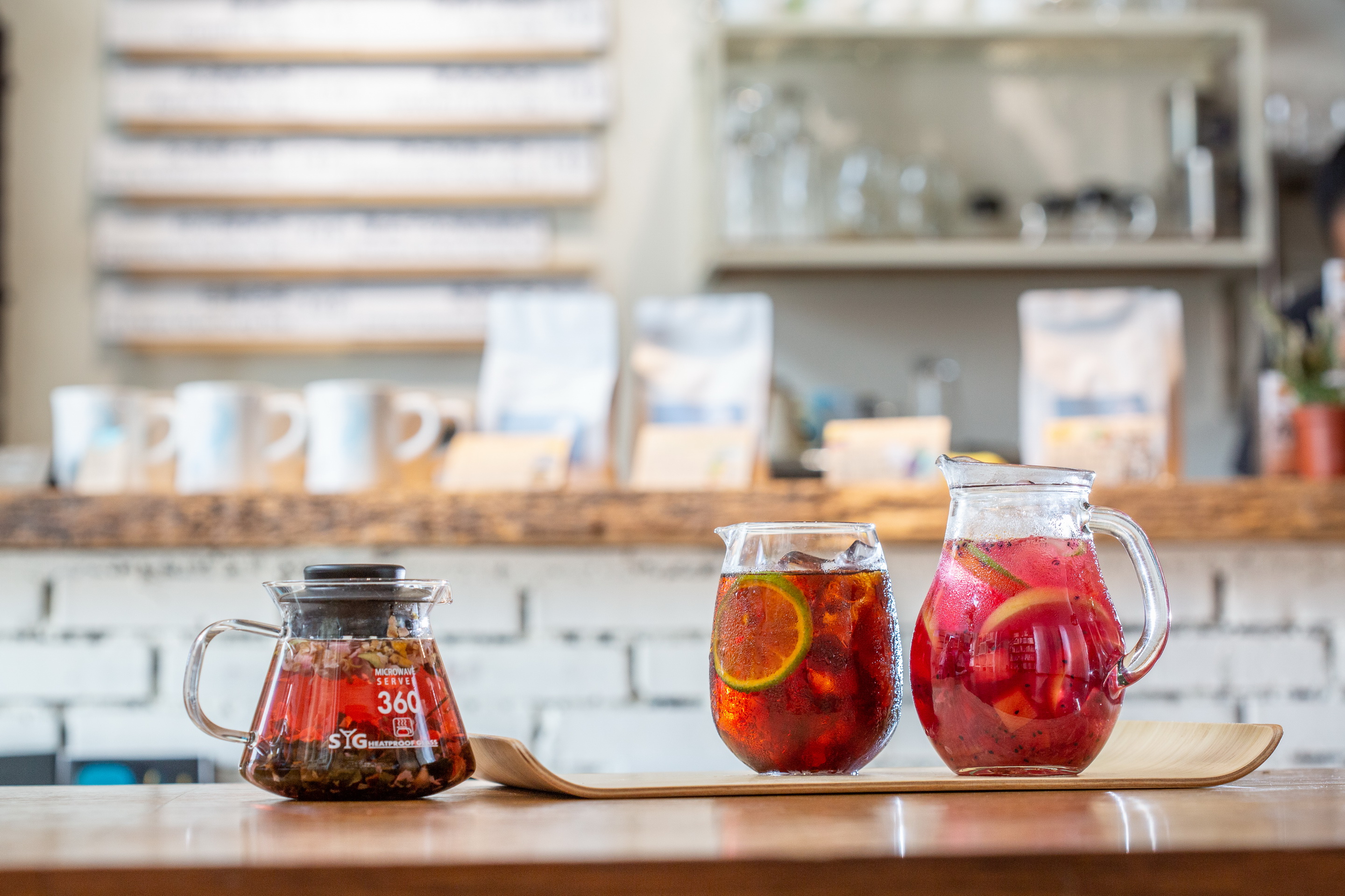 「覆盆子玫瑰烏龍茶」（左，200元／杯）、「檸檬冰滴」（中，250元／杯）、「新鮮水果茶」（右，200元／杯），皆是現點現做，滋味濃郁。
