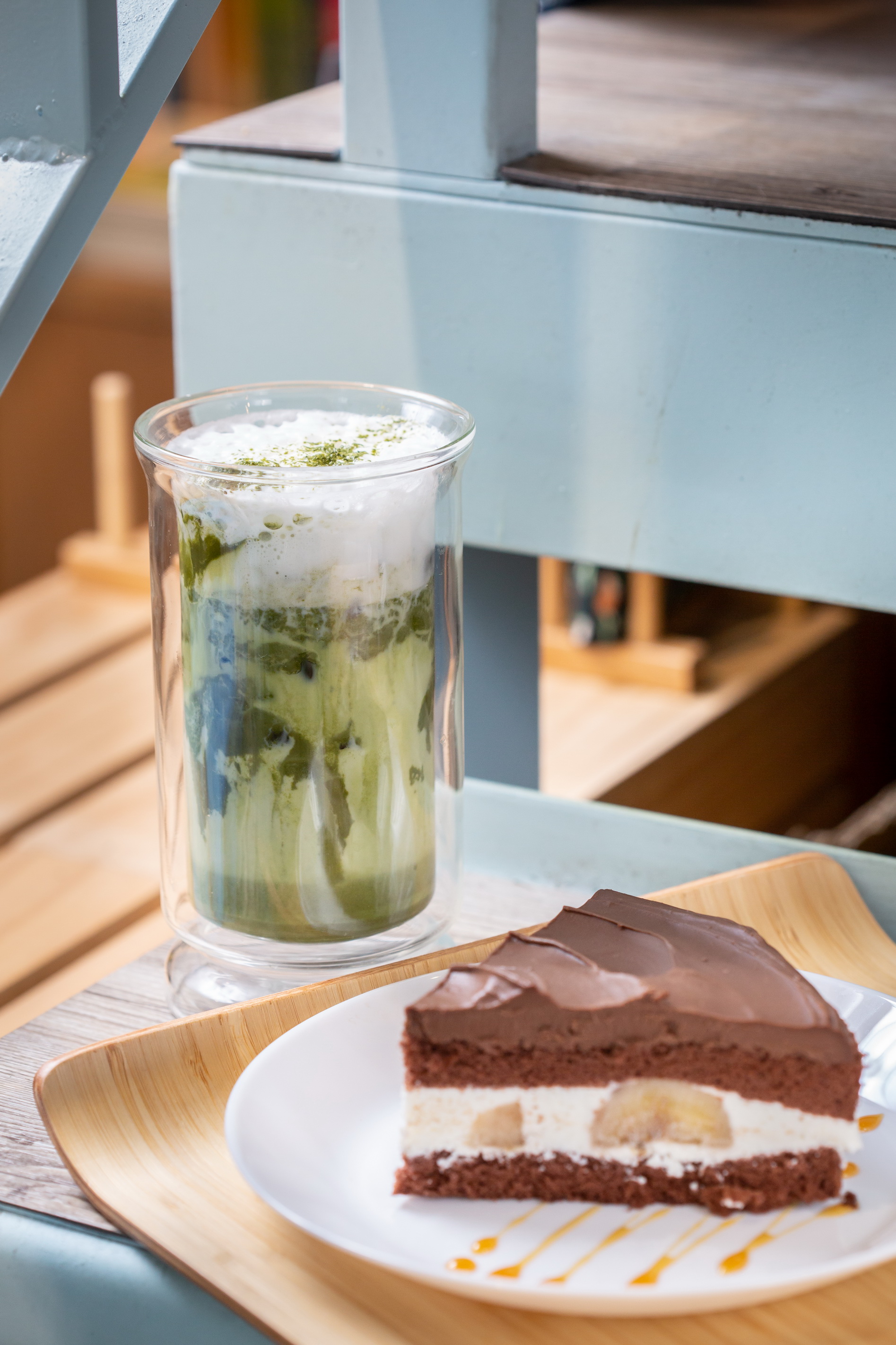 「香蕉巧克布朗尼」（前，140元／份）、「抹茶歐蕾」（後，160元／杯）用料豐富，口感純粹。