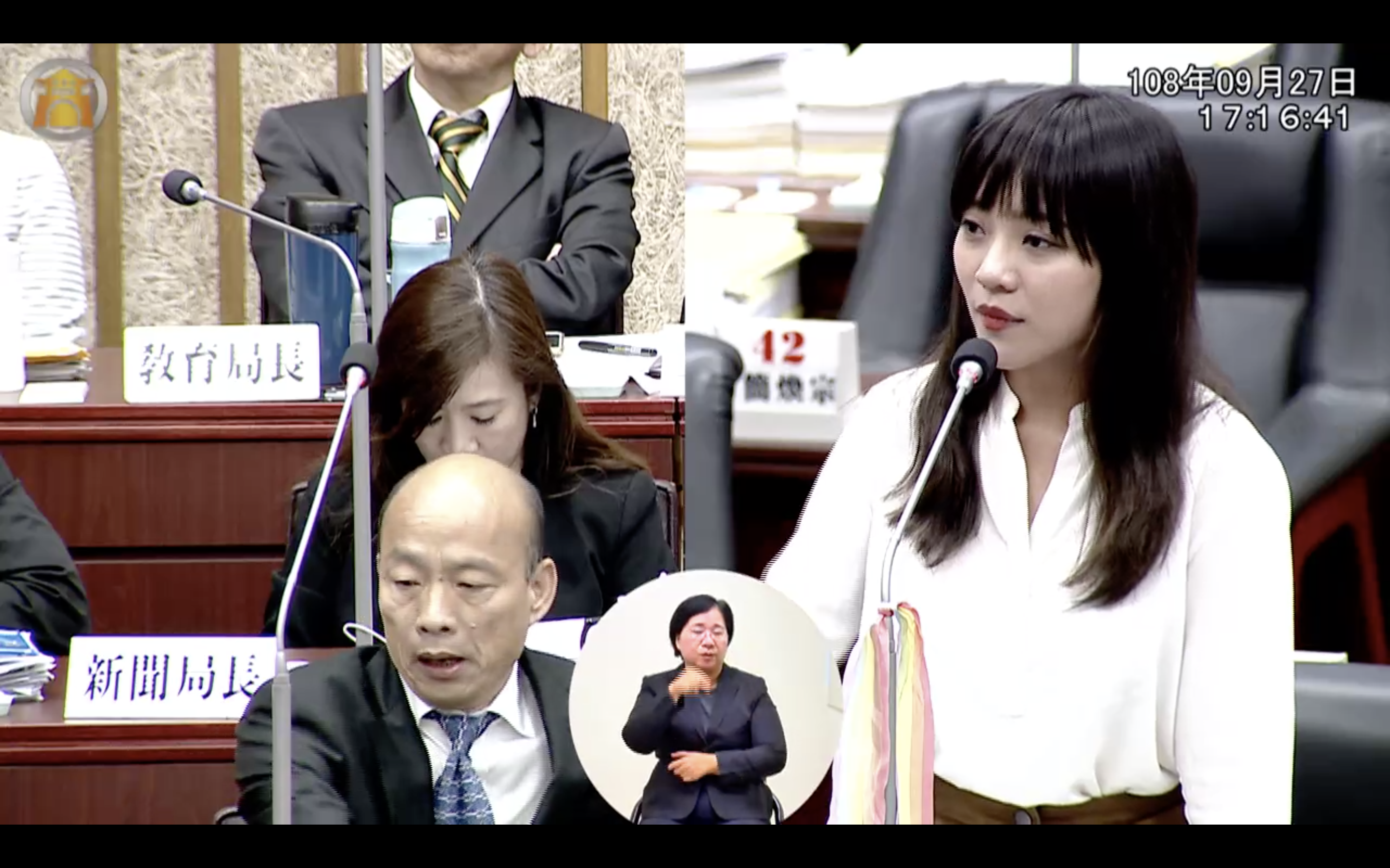 黃捷首先針對市政府團隊局處首長始終未到期批評。(圖片取自高雄市議會)