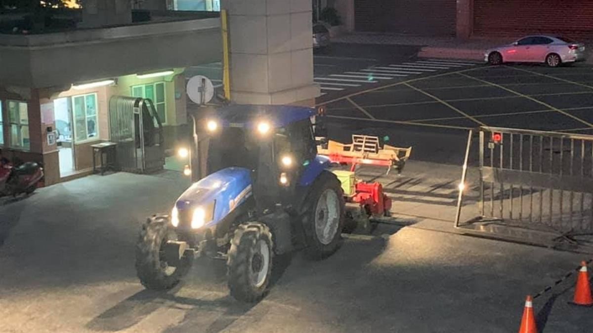 一名高中生因白天務農，趕不及上課，因此直接將曳引機開到學校。（圖／翻攝自臉書加藤軍台灣粉絲團 2.0）