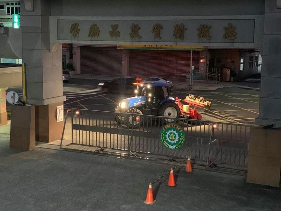 一名高中生因白天務農,趕不及上課,因此直接將曳引機開到學校。(圖/翻攝自臉書加藤軍台灣粉絲團 2.0)