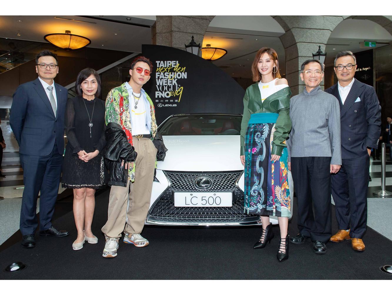 LEXUS車輛部部長張立青及時尚女星安心亞及金曲新星ØZI，出席2019臺北時裝週x VOGUE全球購物。