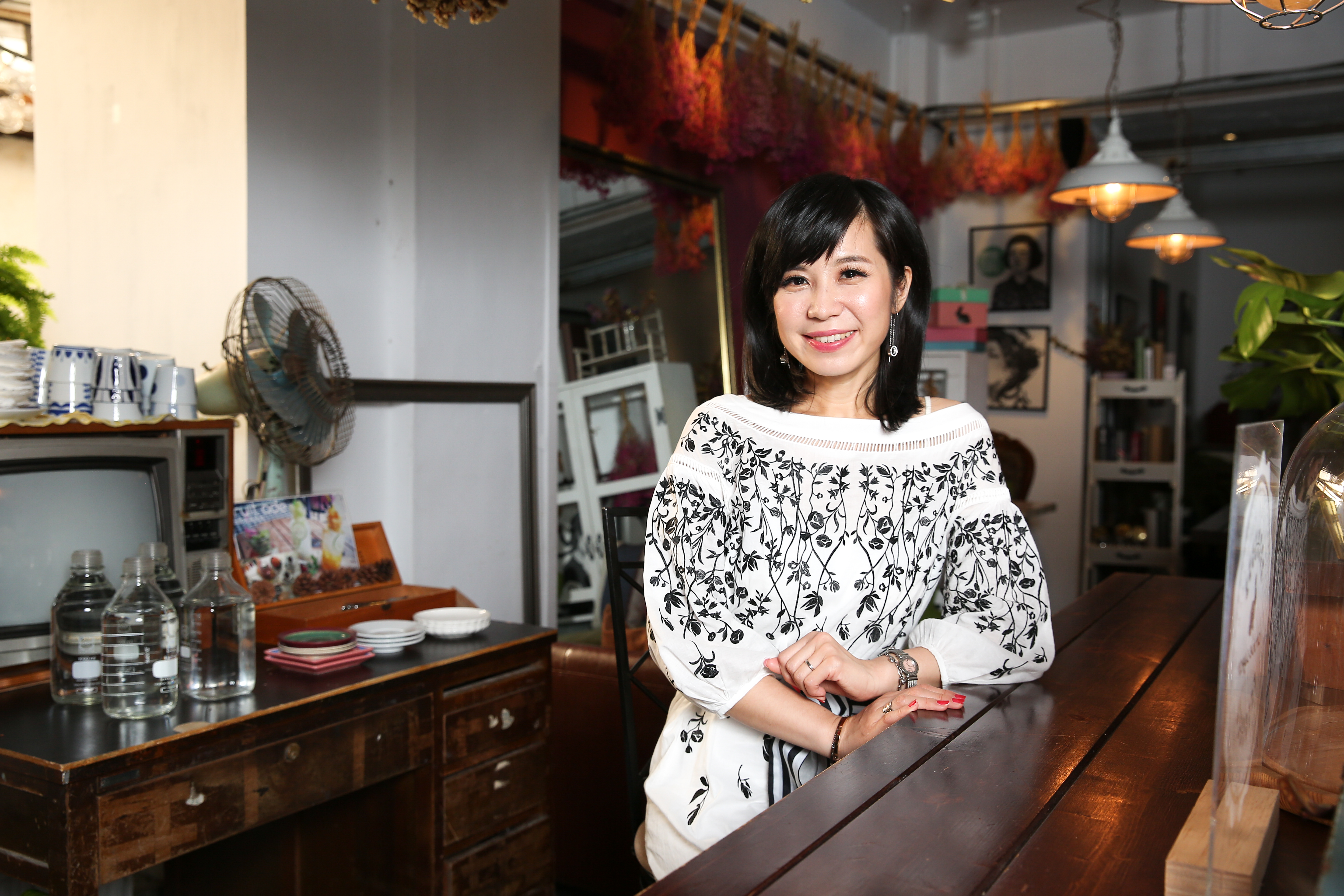 東森電視台《地球的孤兒》的製作兼主持人白心儀。