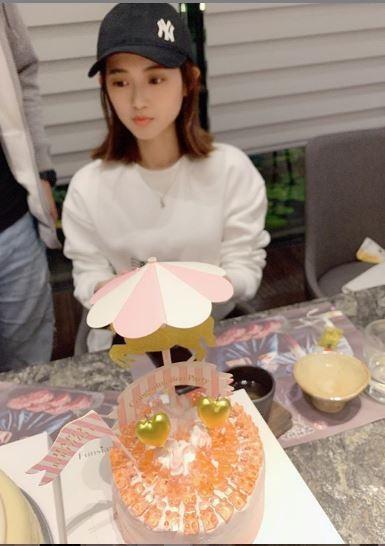 愷樂堂妹正面照曝光,網友盛讚神基因。(圖截自愷樂IG)