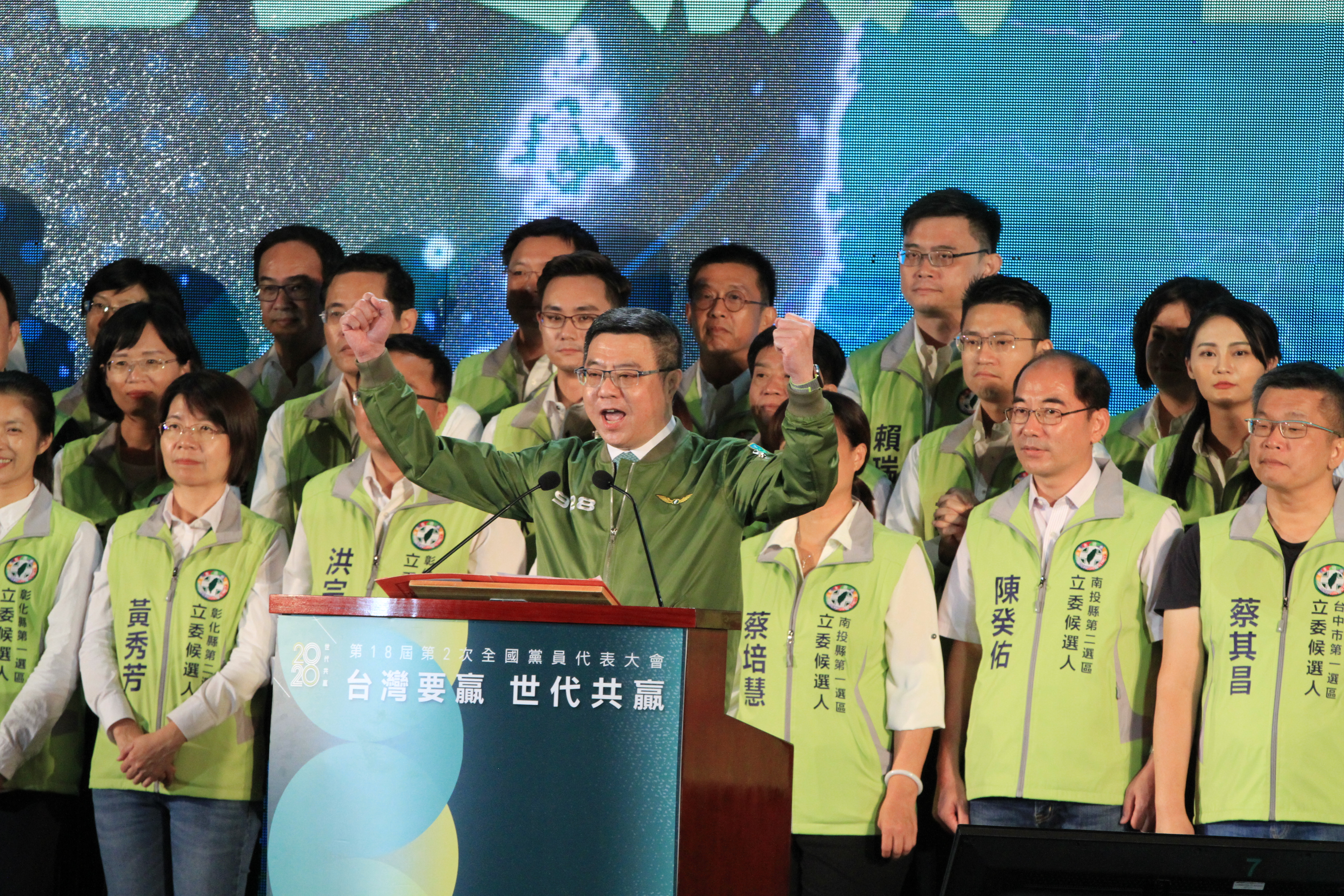 全代會上造勢，卓榮泰稱明天大選要達到總統連任、國會過半的勝選目標。