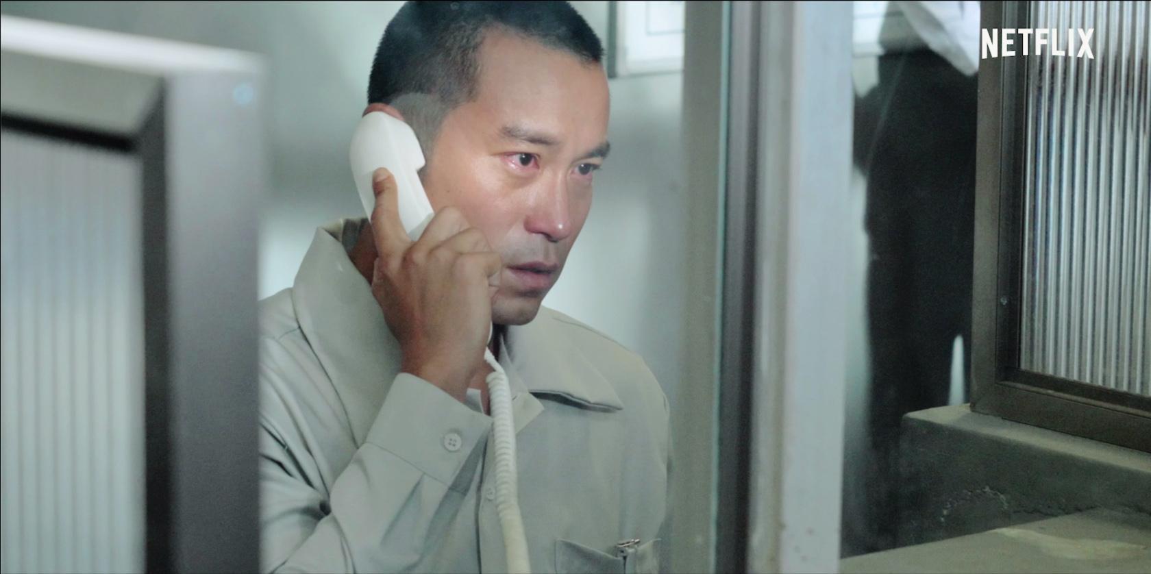 Netflix首部華語原創影集《罪夢者》最新劇照，張孝全真情流露演出黑道弟兄一角。（甲上娛樂提供）