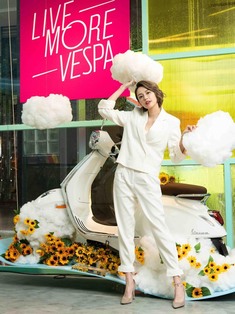 Vespa快閃店9/28(六)下午二點邀請極具魅力與時尚態度的演員袁艾菲，化身Vespa時尚快閃店一日店長。